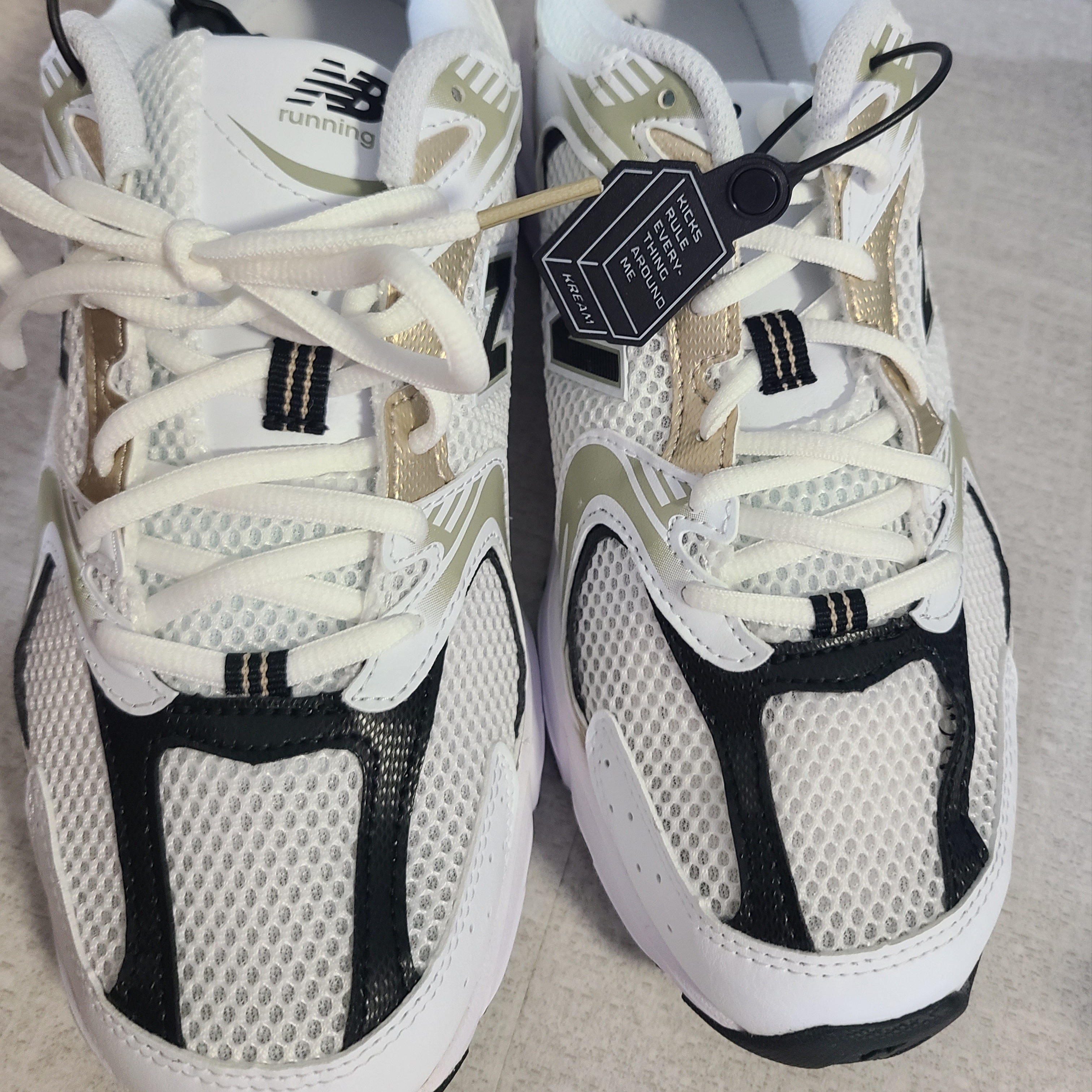 New Balance 530 Off White Gold 착용 스타일 - 1