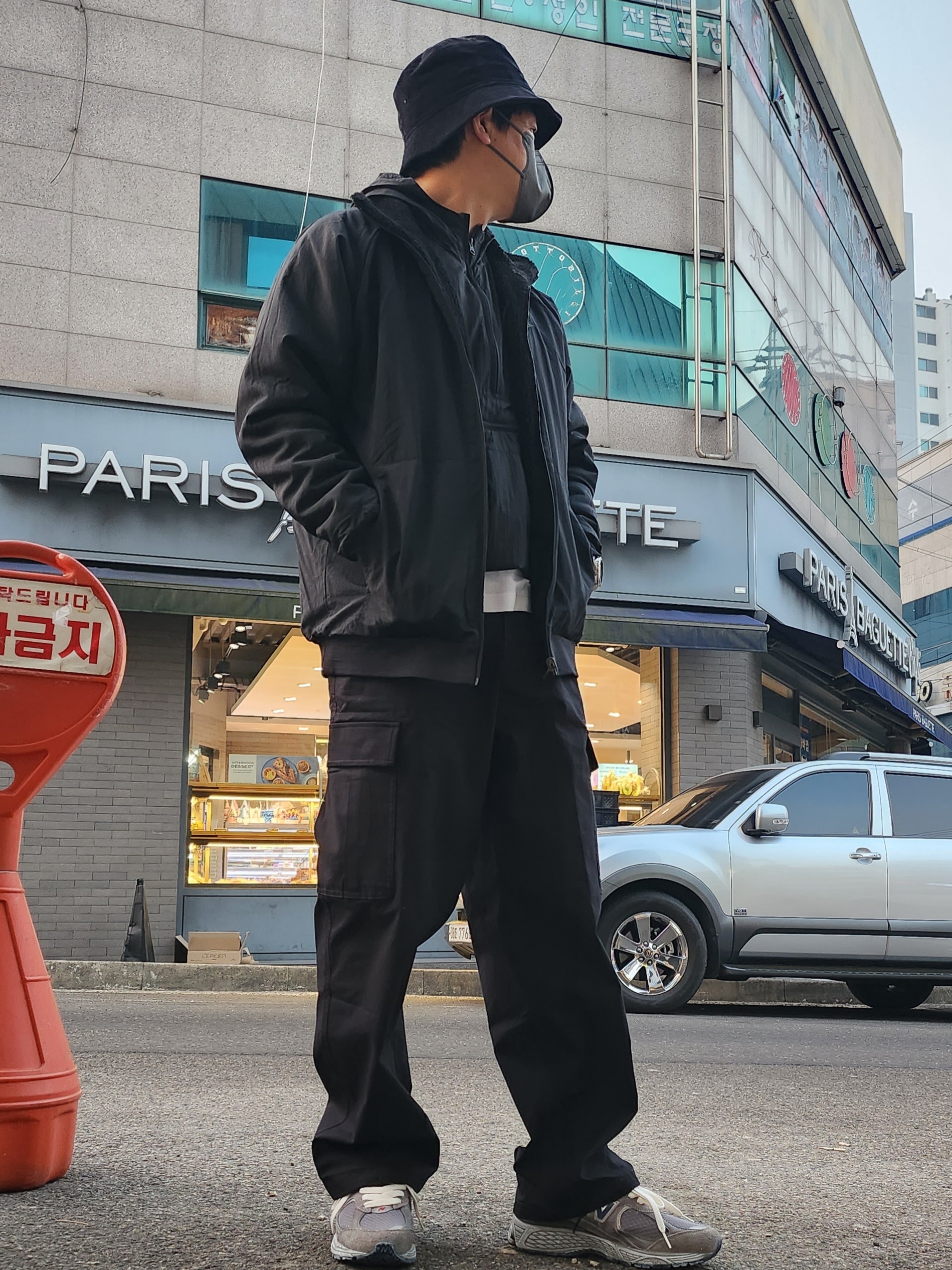 New Balance 2002R Premium Vintage Grey 착용 스타일 - 1