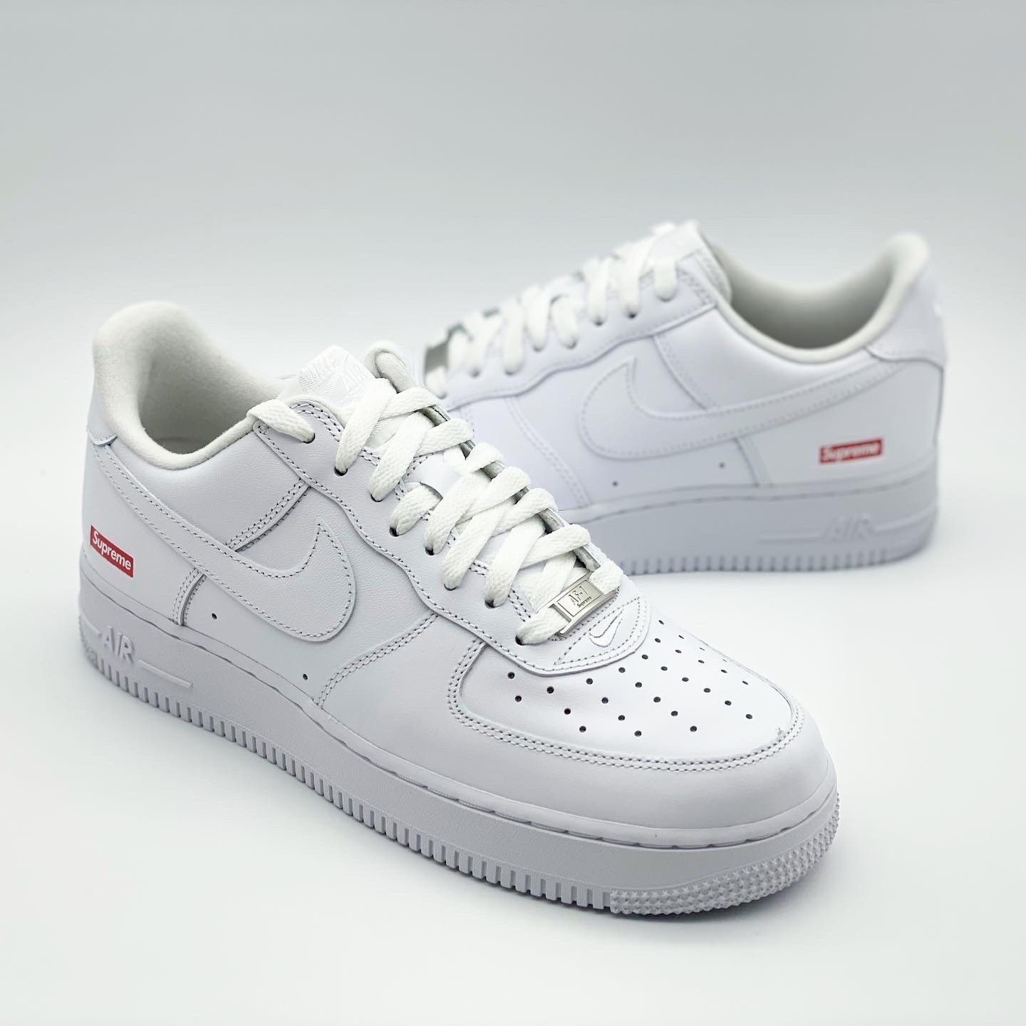 Nike x Supreme Air Force 1 Low White 착용 스타일 - 2
