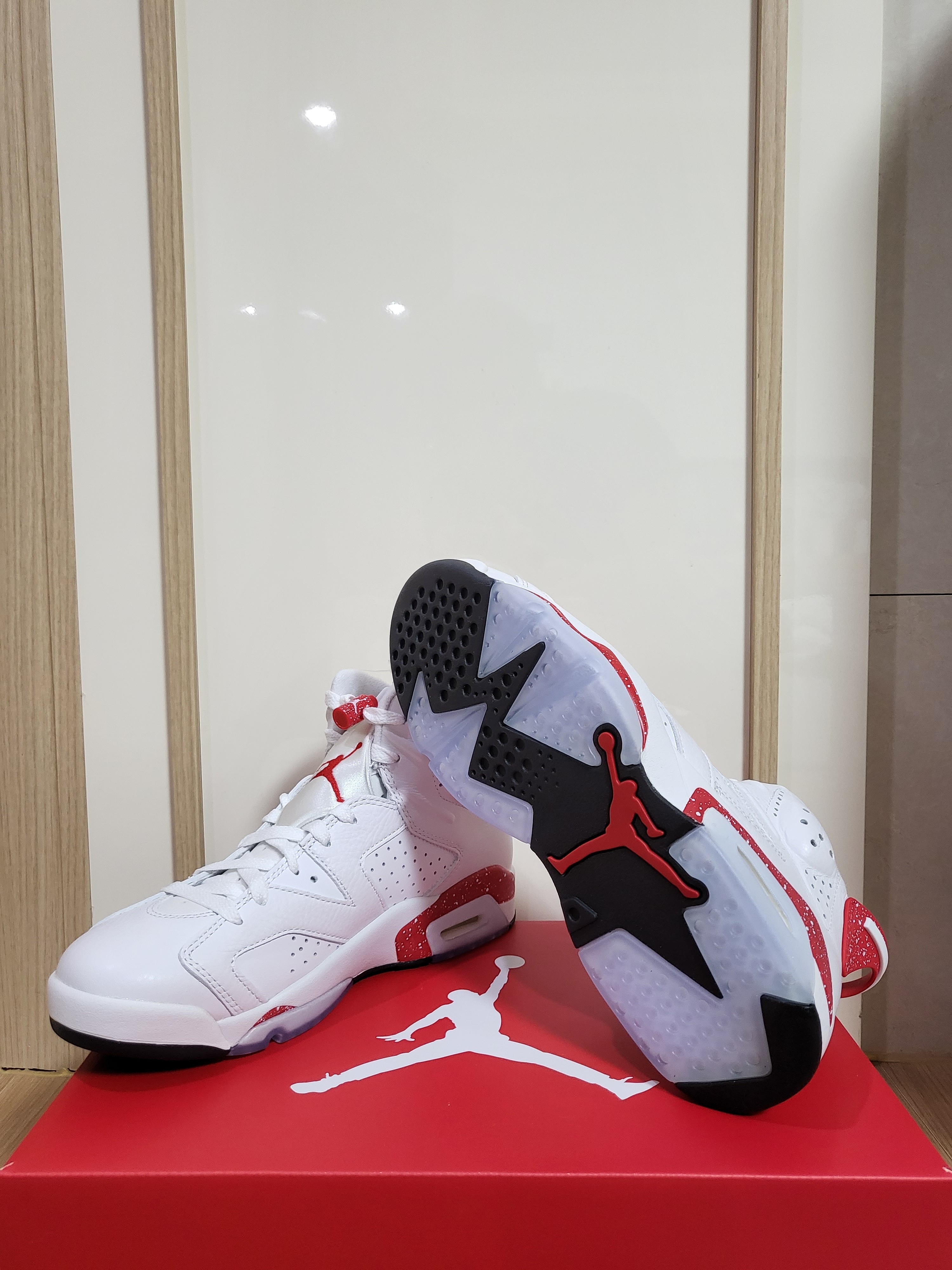 Jordan 6 Retro White and University Red 착용 스타일 - 2