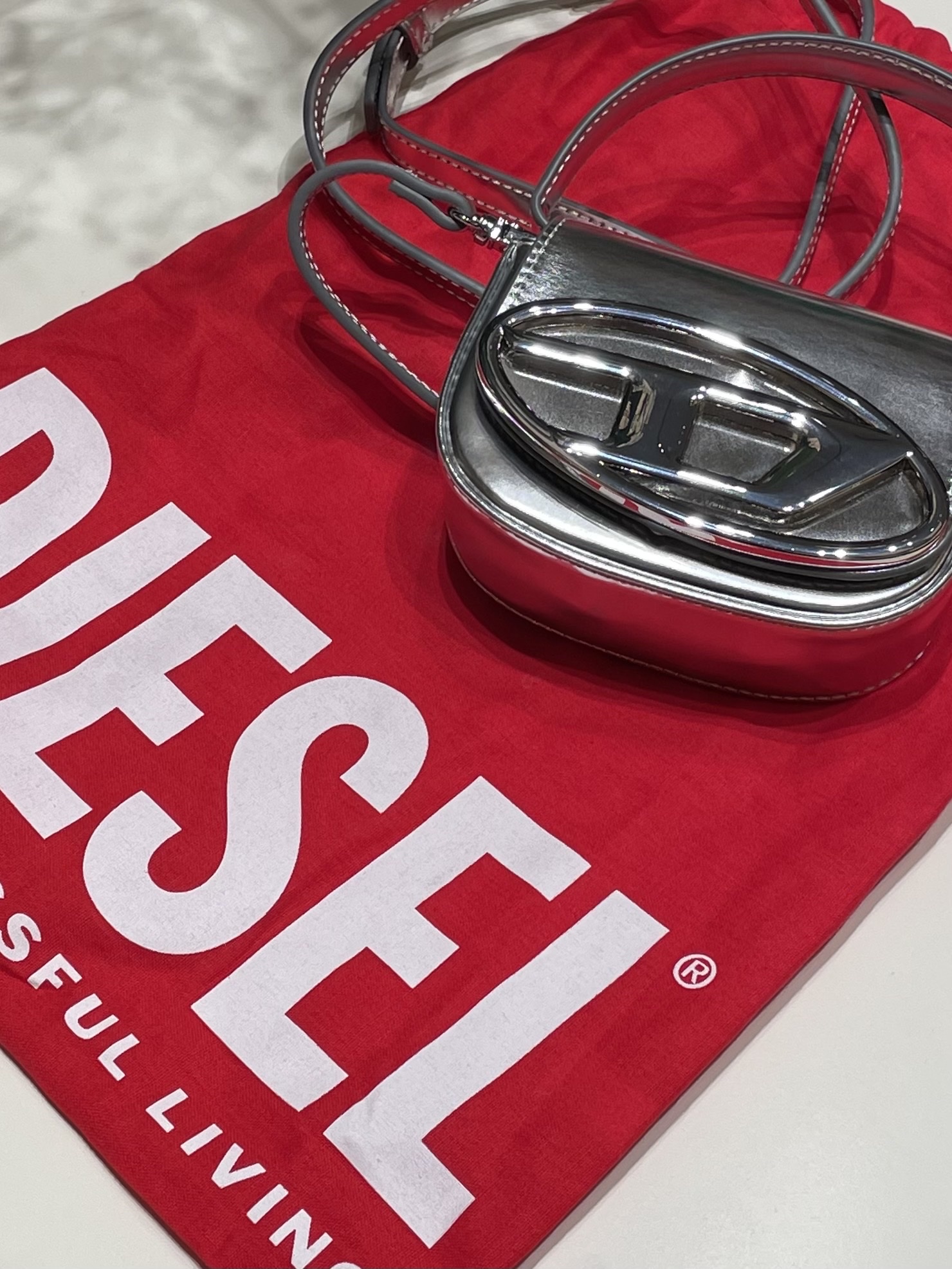 Diesel 1DR Mini Bag in Mirrored Leather Silver 착용 스타일