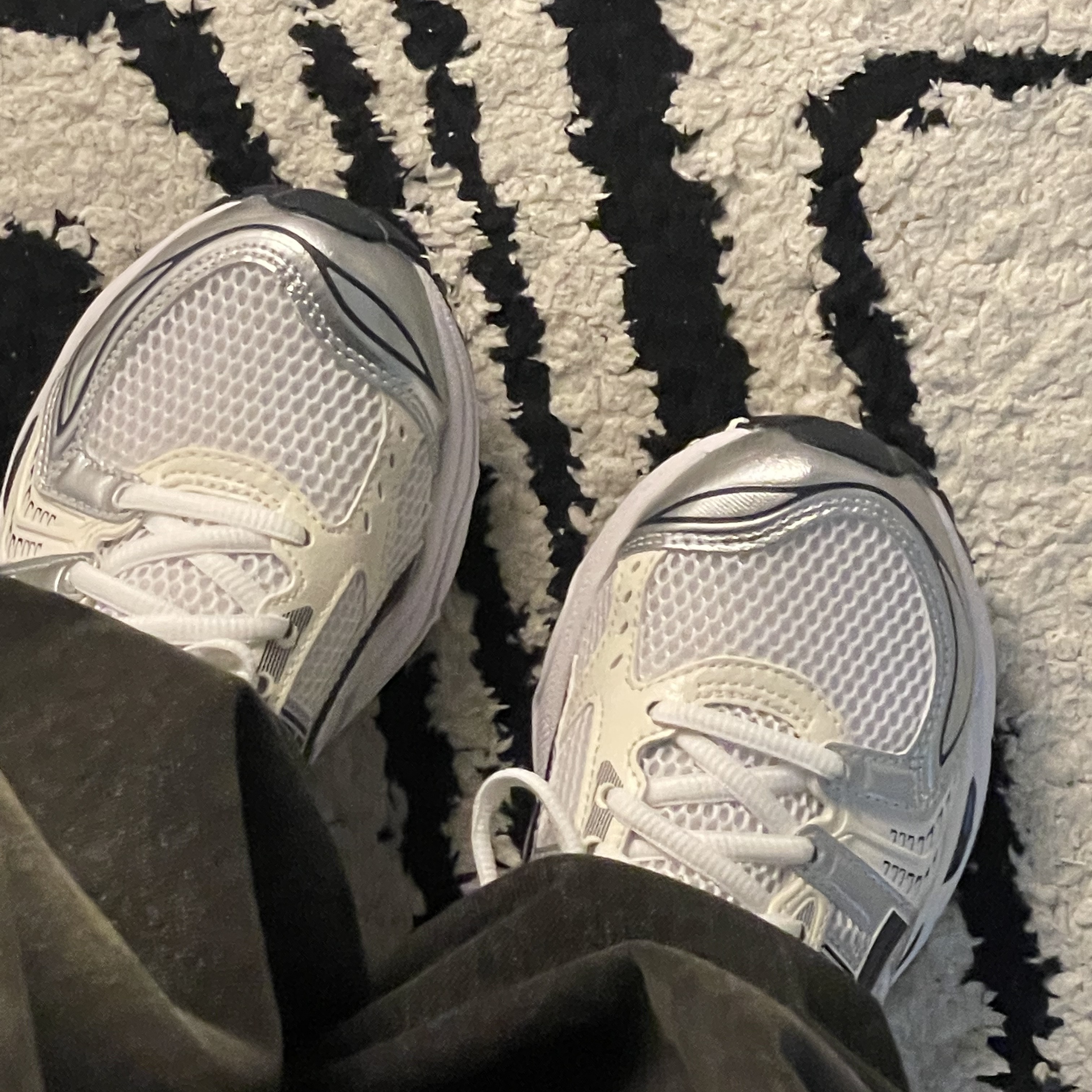 (W) Asics Gel-Kayano 14 White Midnight 착용 스타일 - 4