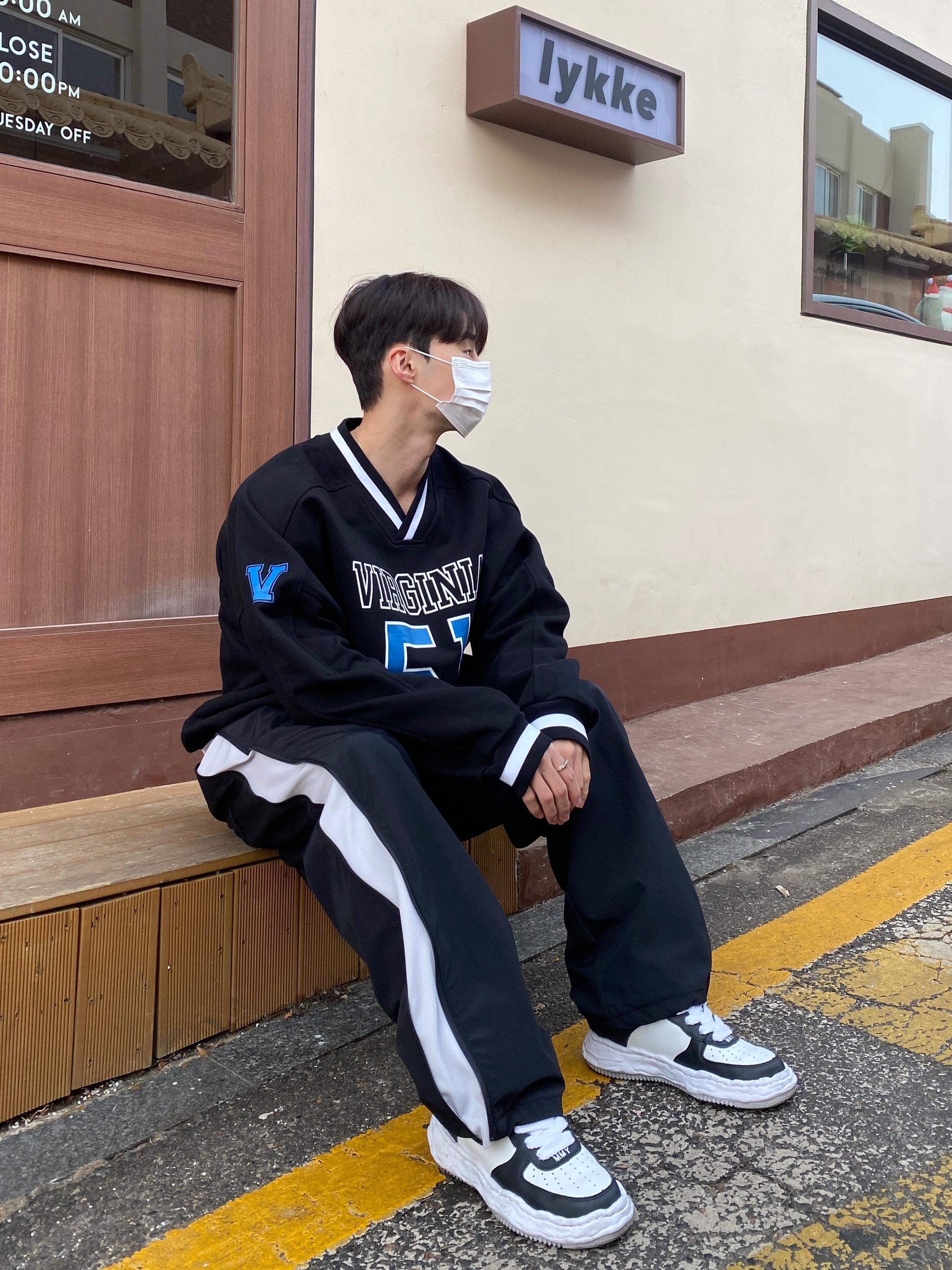 Maison Mihara Yasuhiro Wayne OG Sole Leather Low-top Sneakers Black White 착용 스타일 - 3