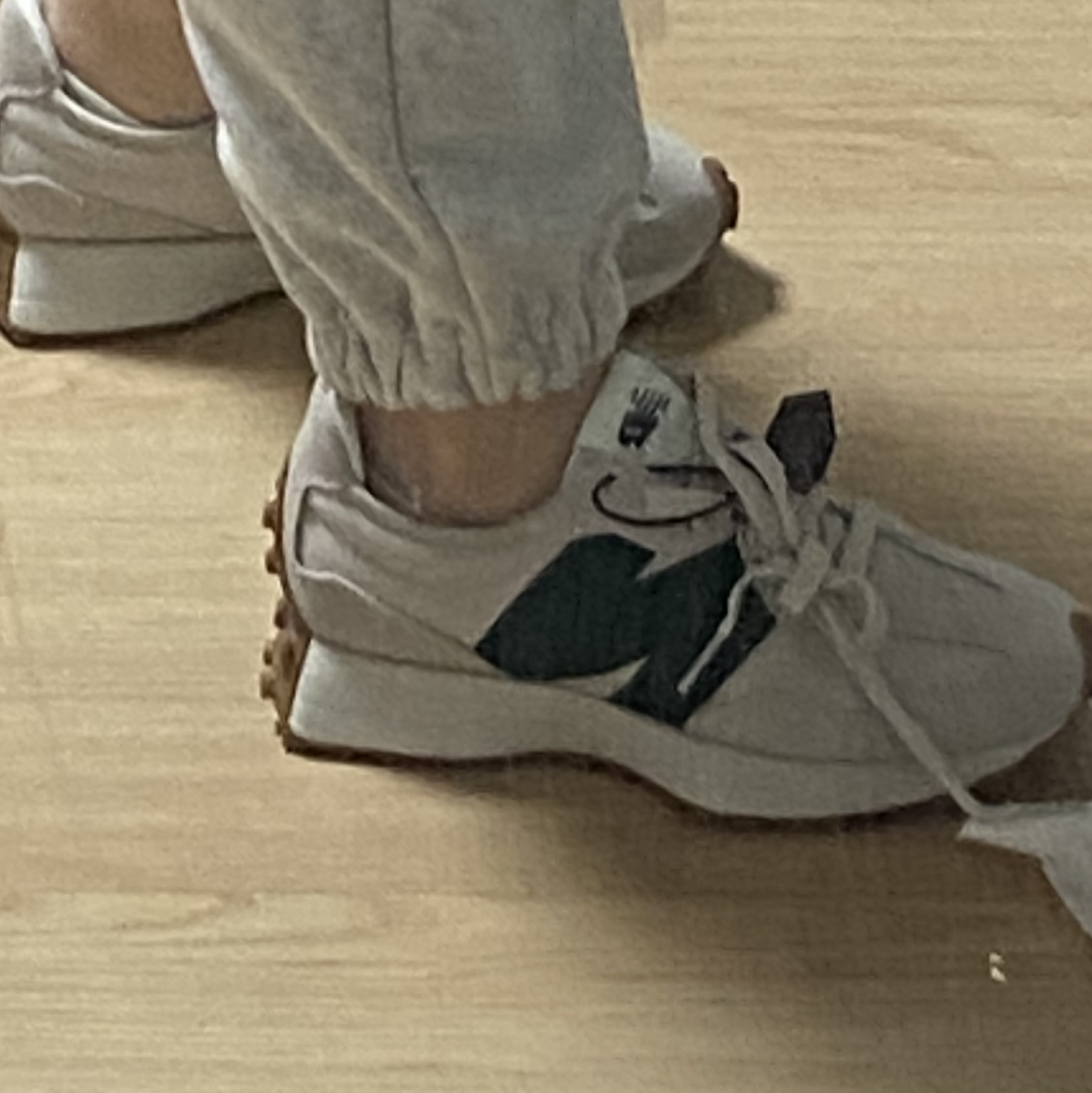 New Balance 327 Timberwolf 착용 스타일 - 3