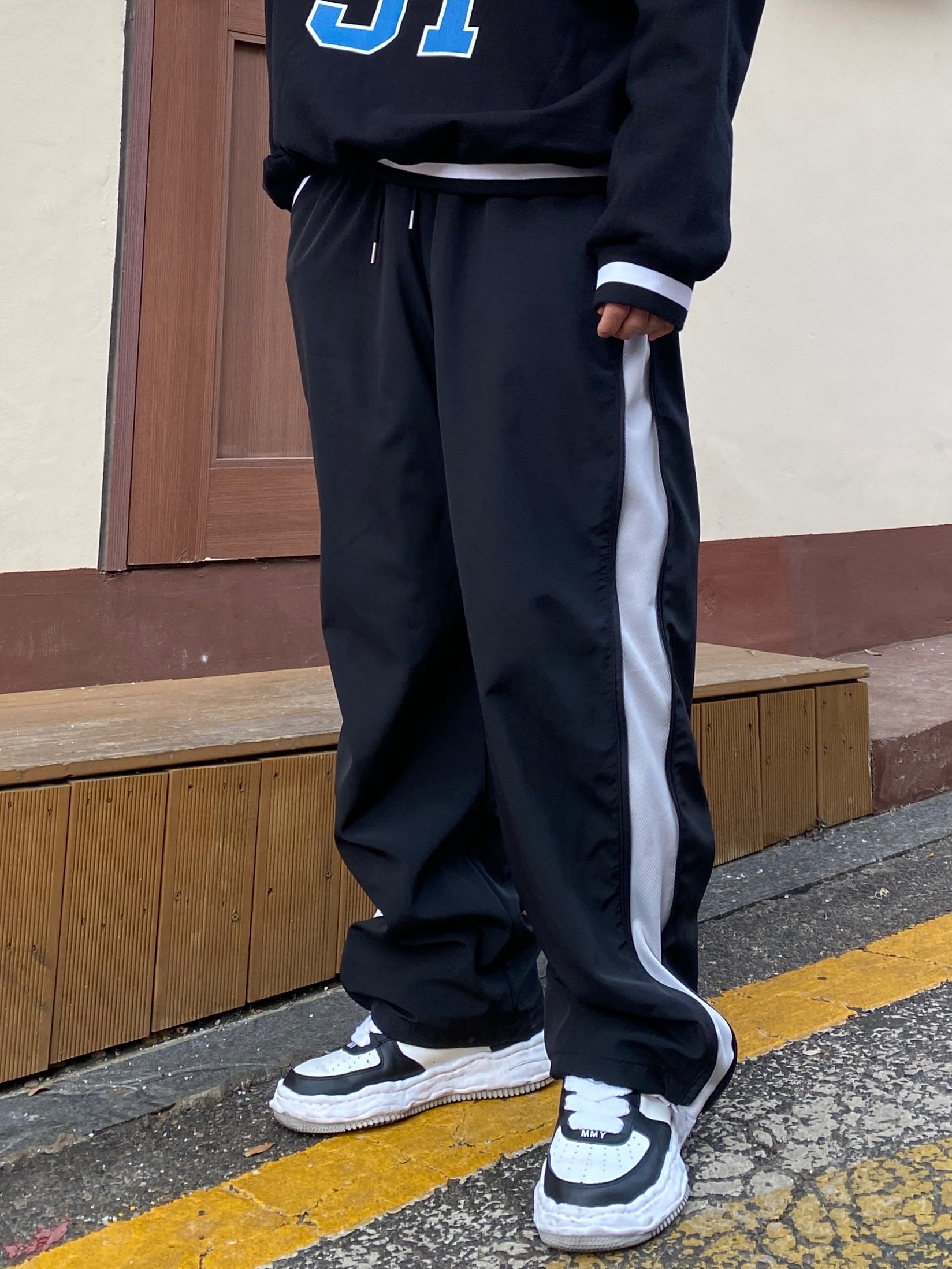 Maison Mihara Yasuhiro Wayne OG Sole Leather Low-top Sneakers Black White 착용 스타일 - 4