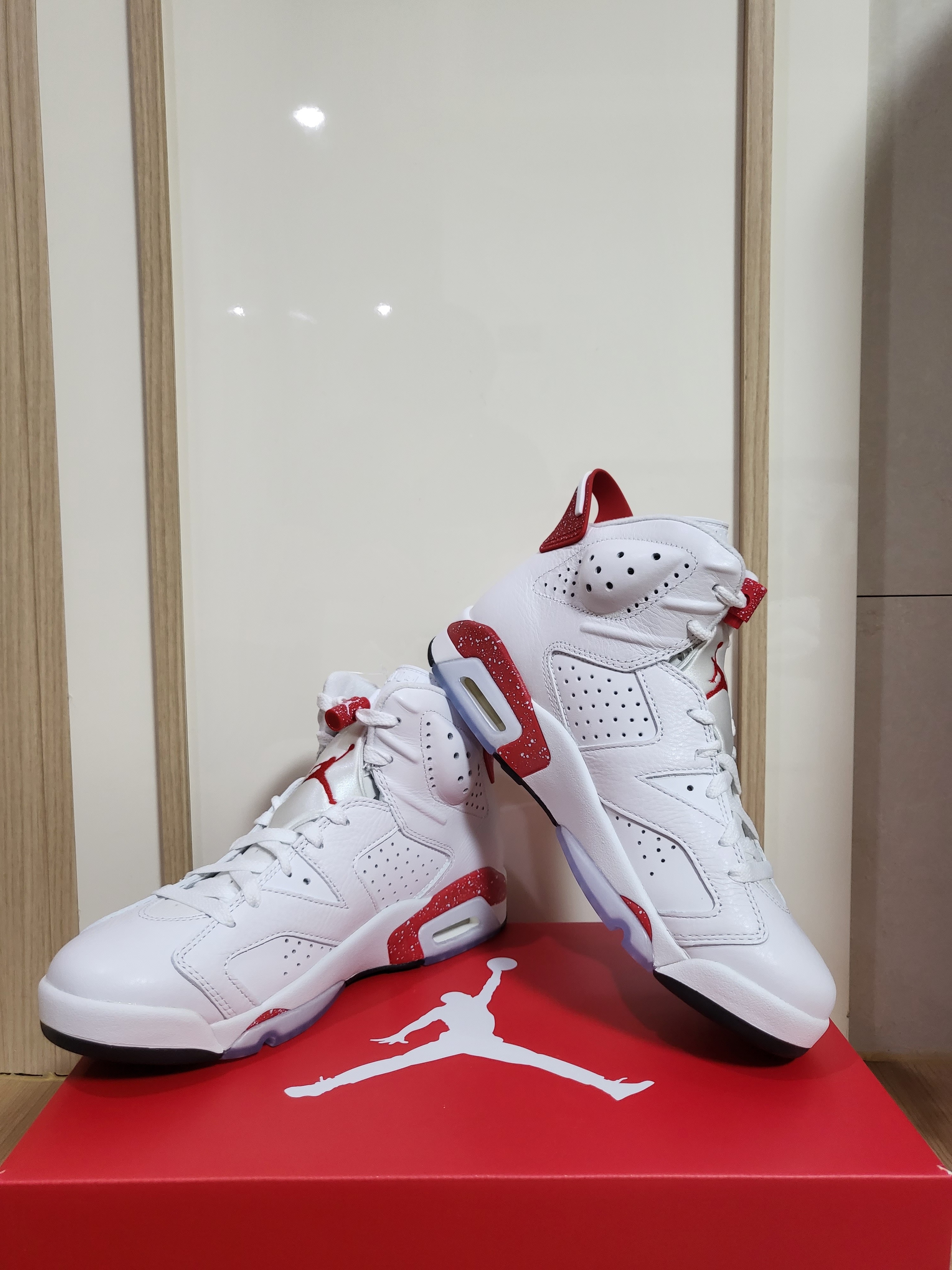 Jordan 6 Retro White and University Red 착용 스타일 - 1
