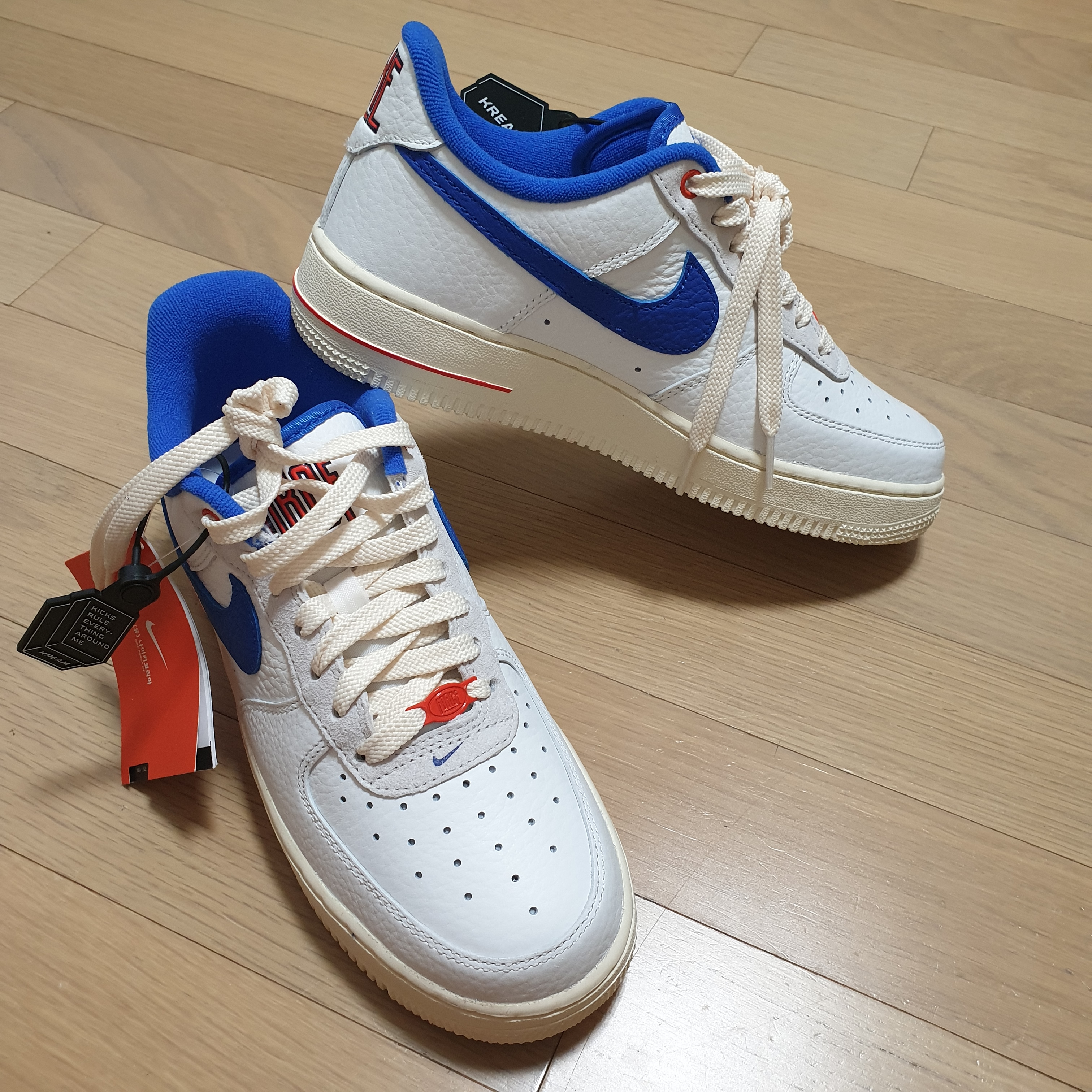 (W) Nike Air Force 1 '07 LX University Blue and Summit White 착용 스타일 - 3
