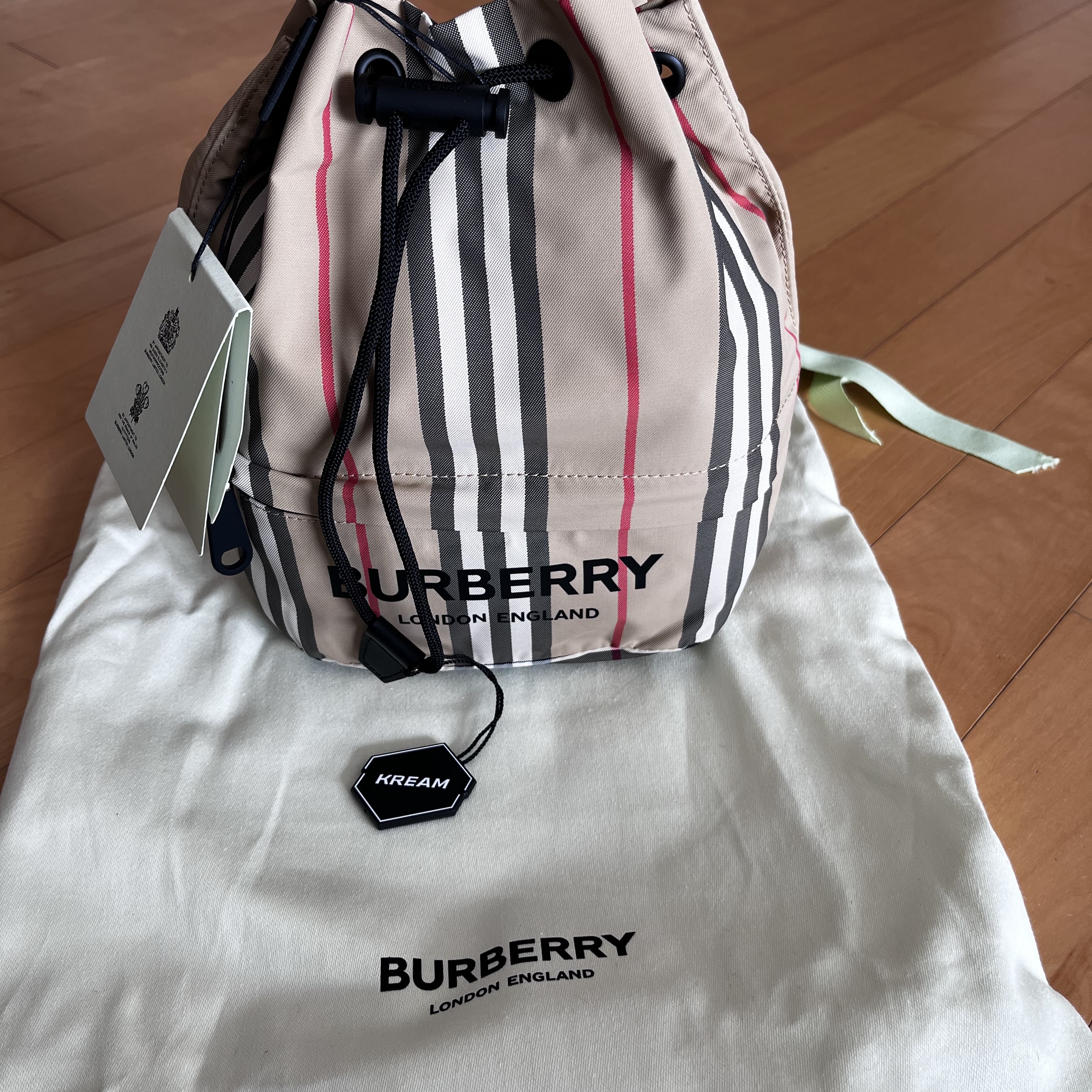 Burberry Icon Stripe Econyl Drawcord Pouch Archive Beige 착용 스타일