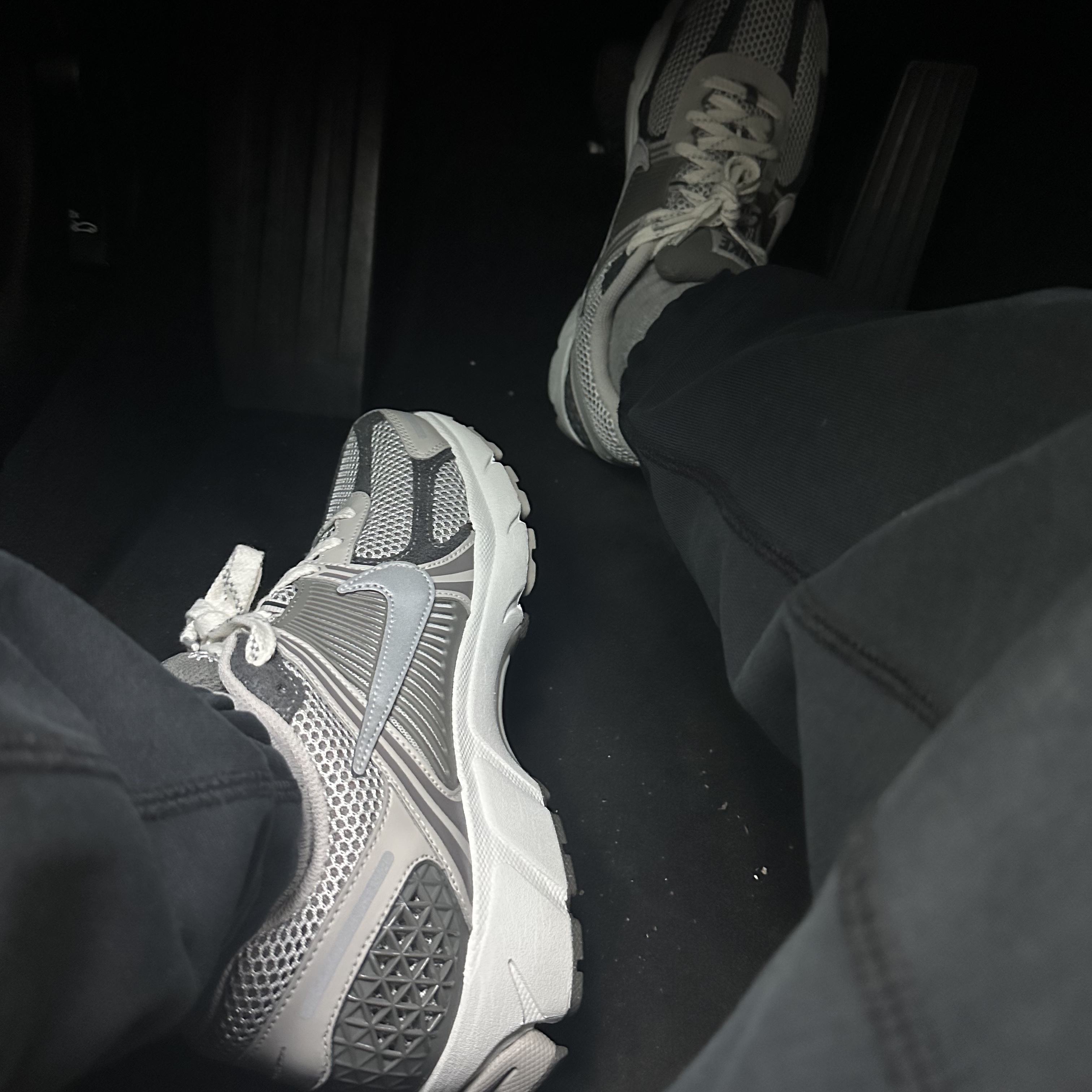 Nike Zoom Vomero 5 PRM Light Iron Ore and Flat Fewter 착용 스타일