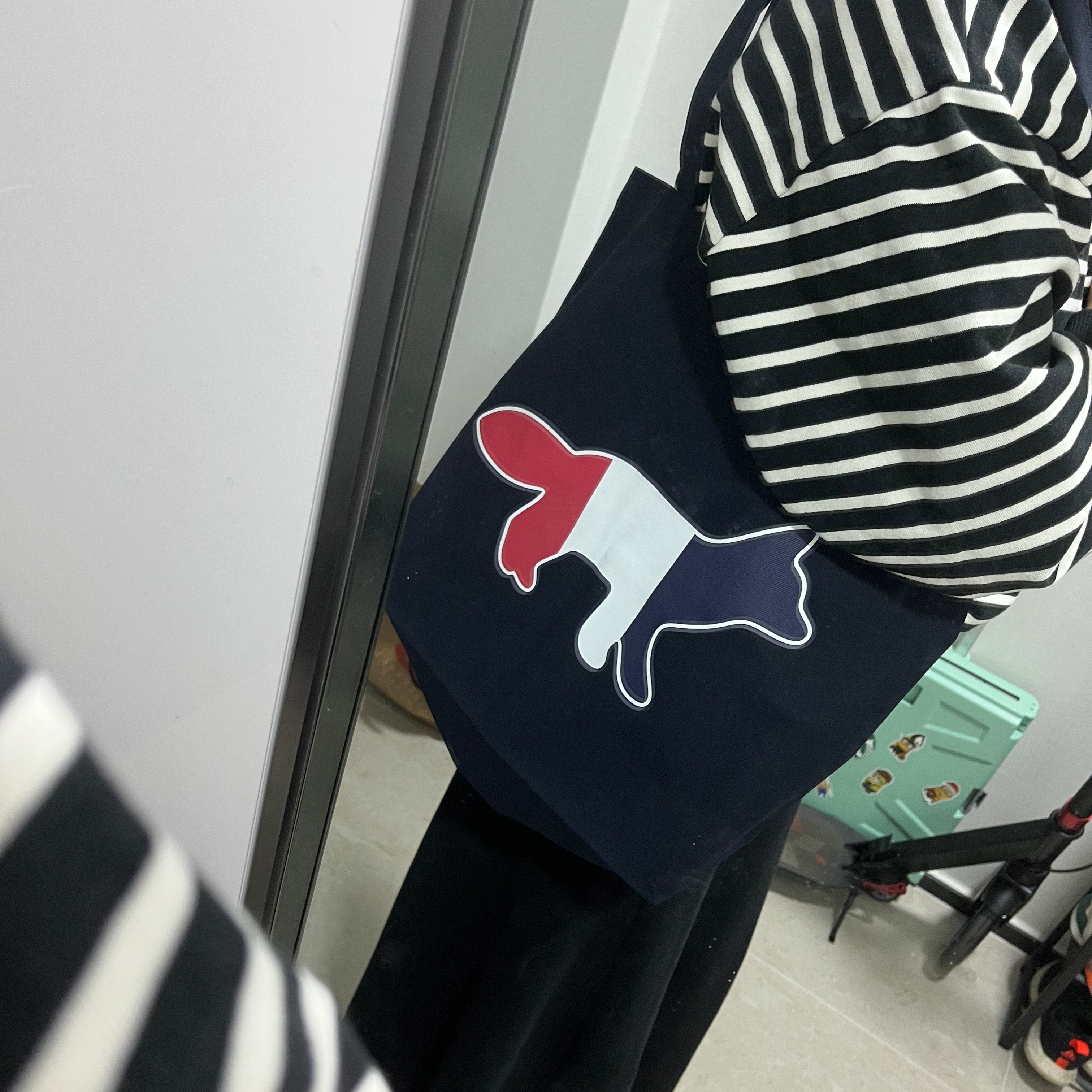 Maison Kitsune Tricolor Fox Tote Bag Navy 착용 스타일