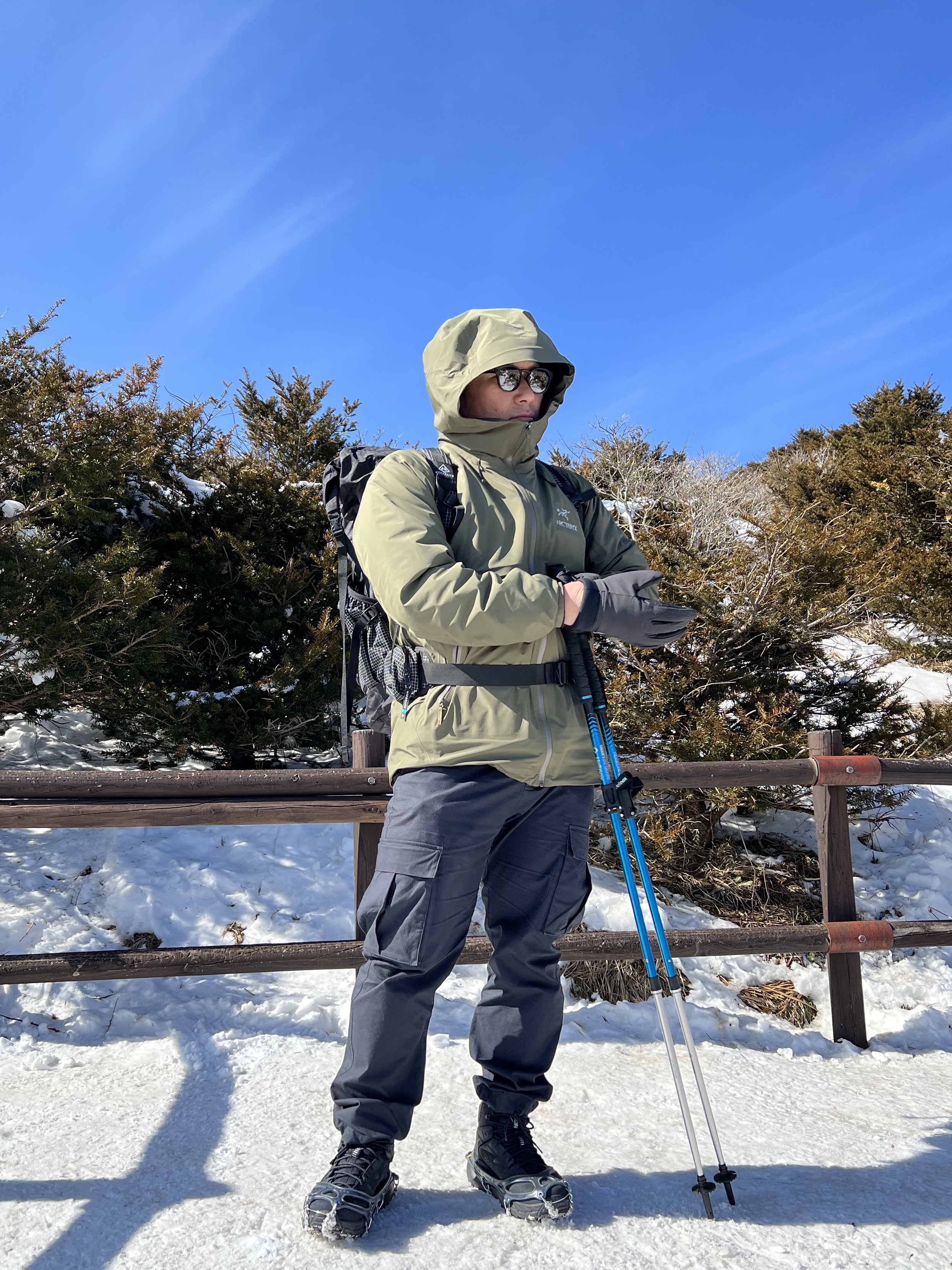 Hoka Kaha Gore-Tex Black Phantom, Arc'teryx Beta LT Jacket Tatsu 착용 스타일