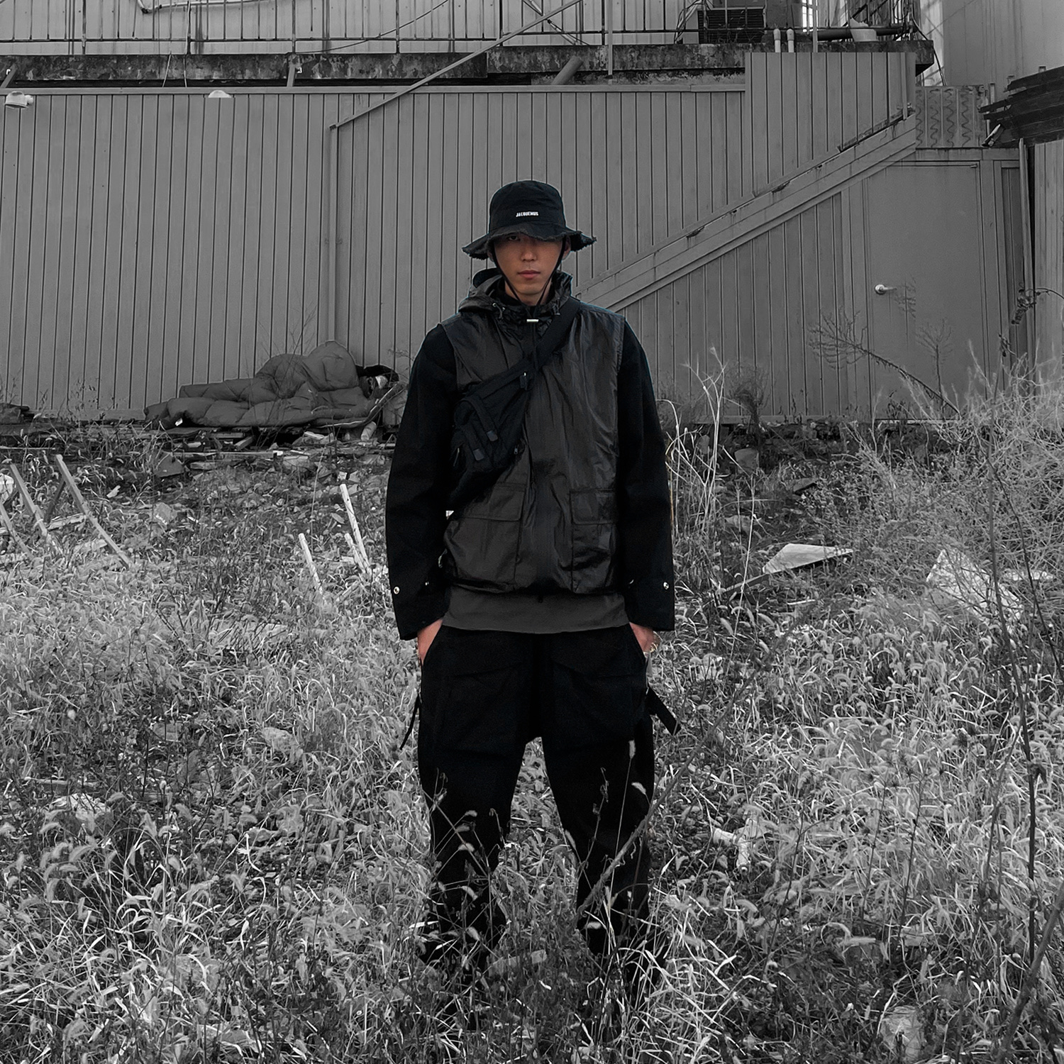 Jacquemus Le Bob Artichaut Bucket Hat Black, (W) Balenciaga Strike Boots Black 착용 스타일 - 2