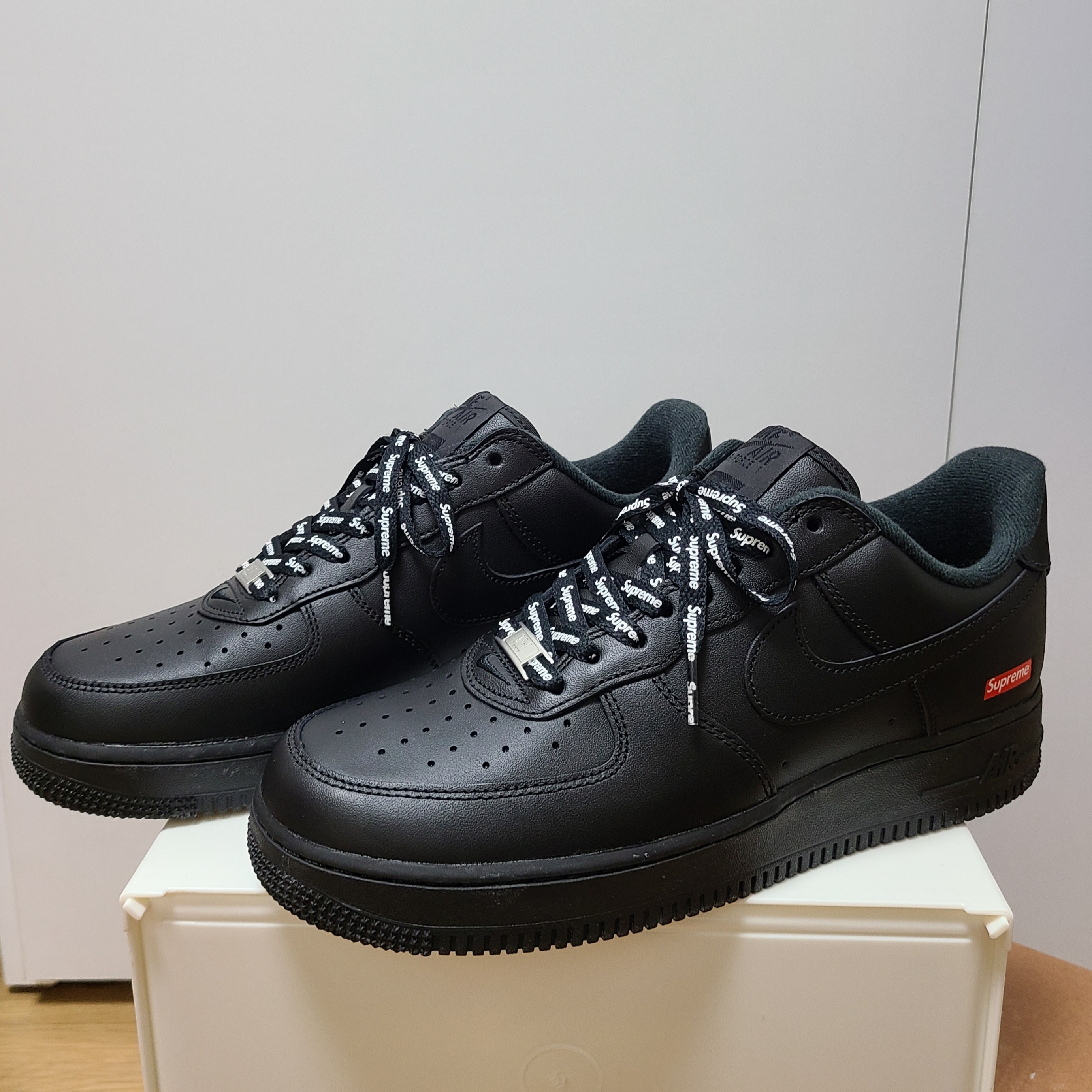 Nike x Supreme Air Force 1 Low Black 착용 스타일