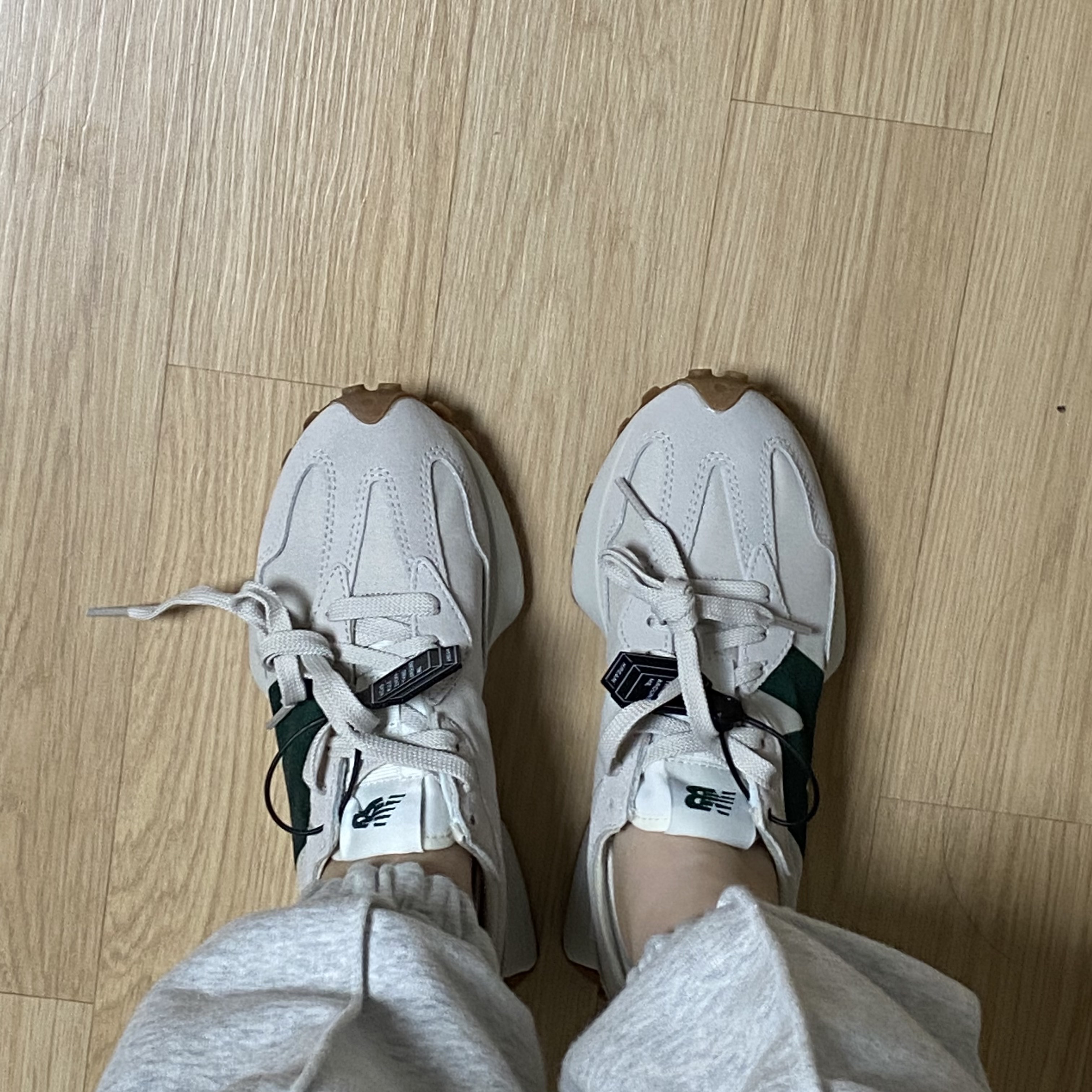 New Balance 327 Timberwolf 착용 스타일 - 2