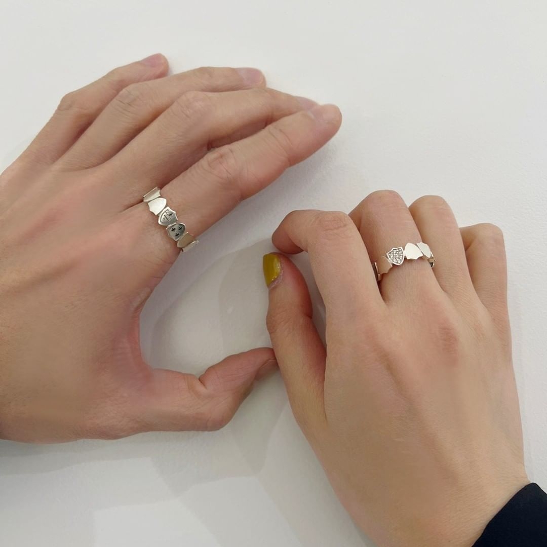 Scudo Signature Ring Plain, Scudo Signature Enamel Ring White 착용 스타일
