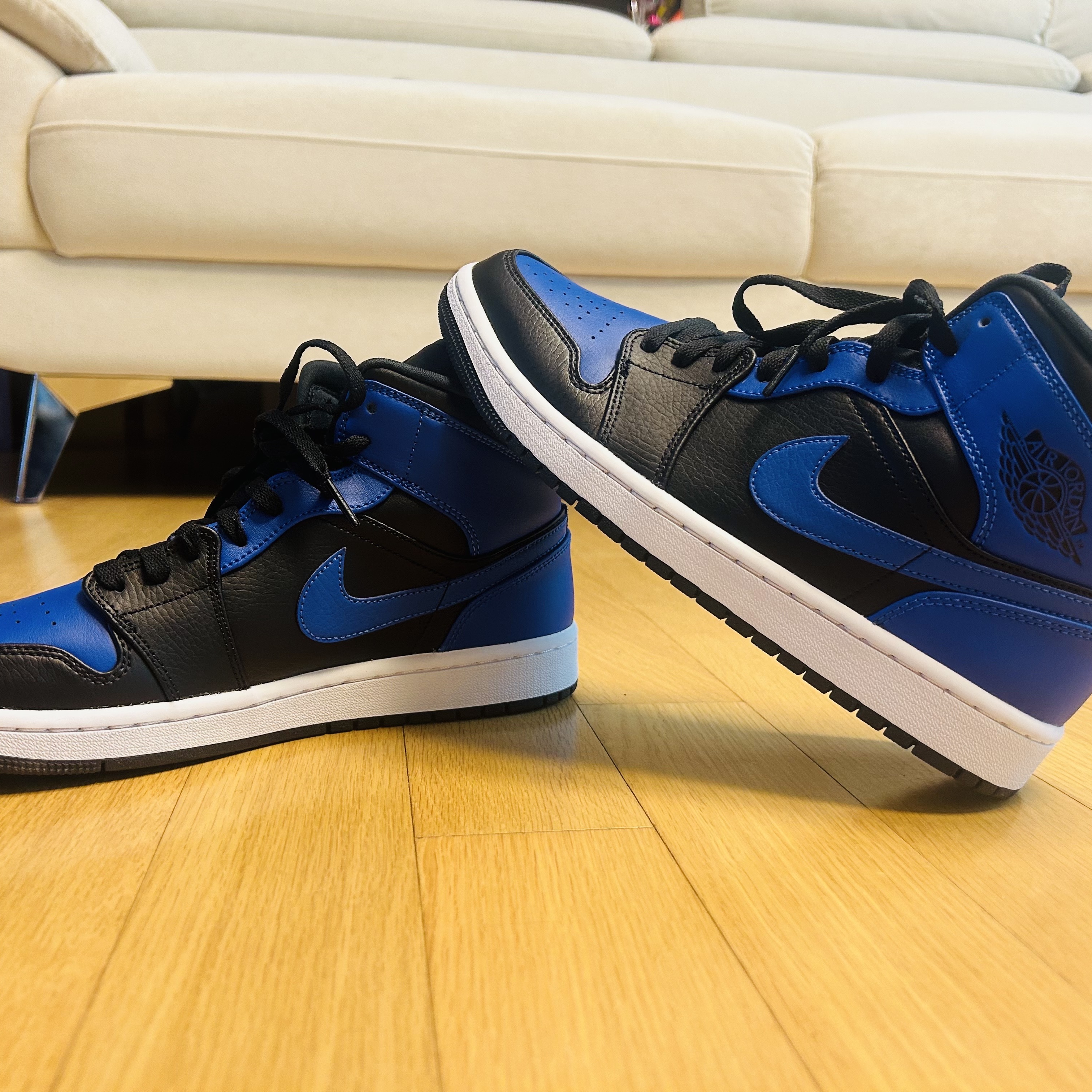 Jordan 1 Mid Black Hyper Royal 착용 스타일