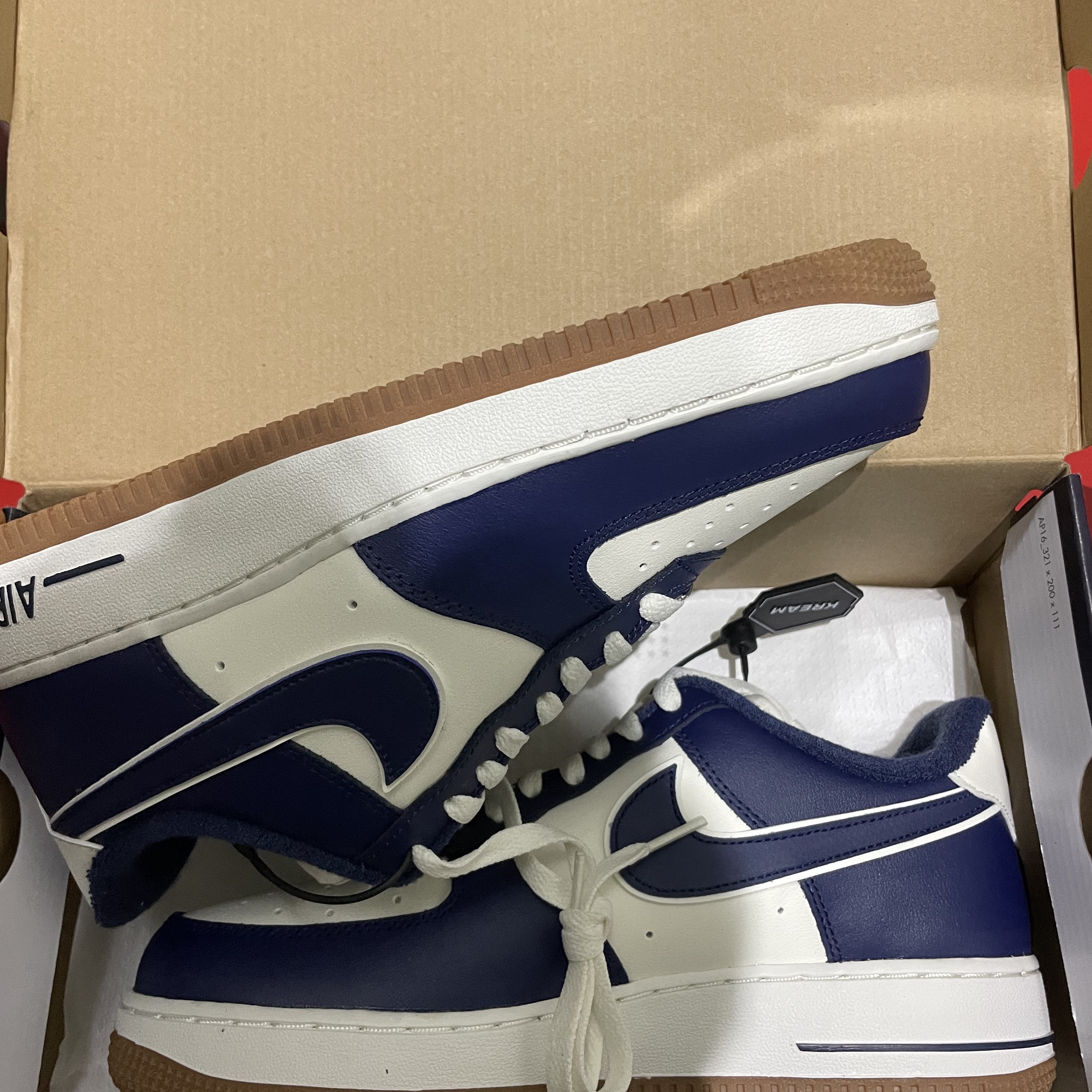 Nike Air Force 1 '07 LV8 Midnight Navy 착용 스타일 - 1