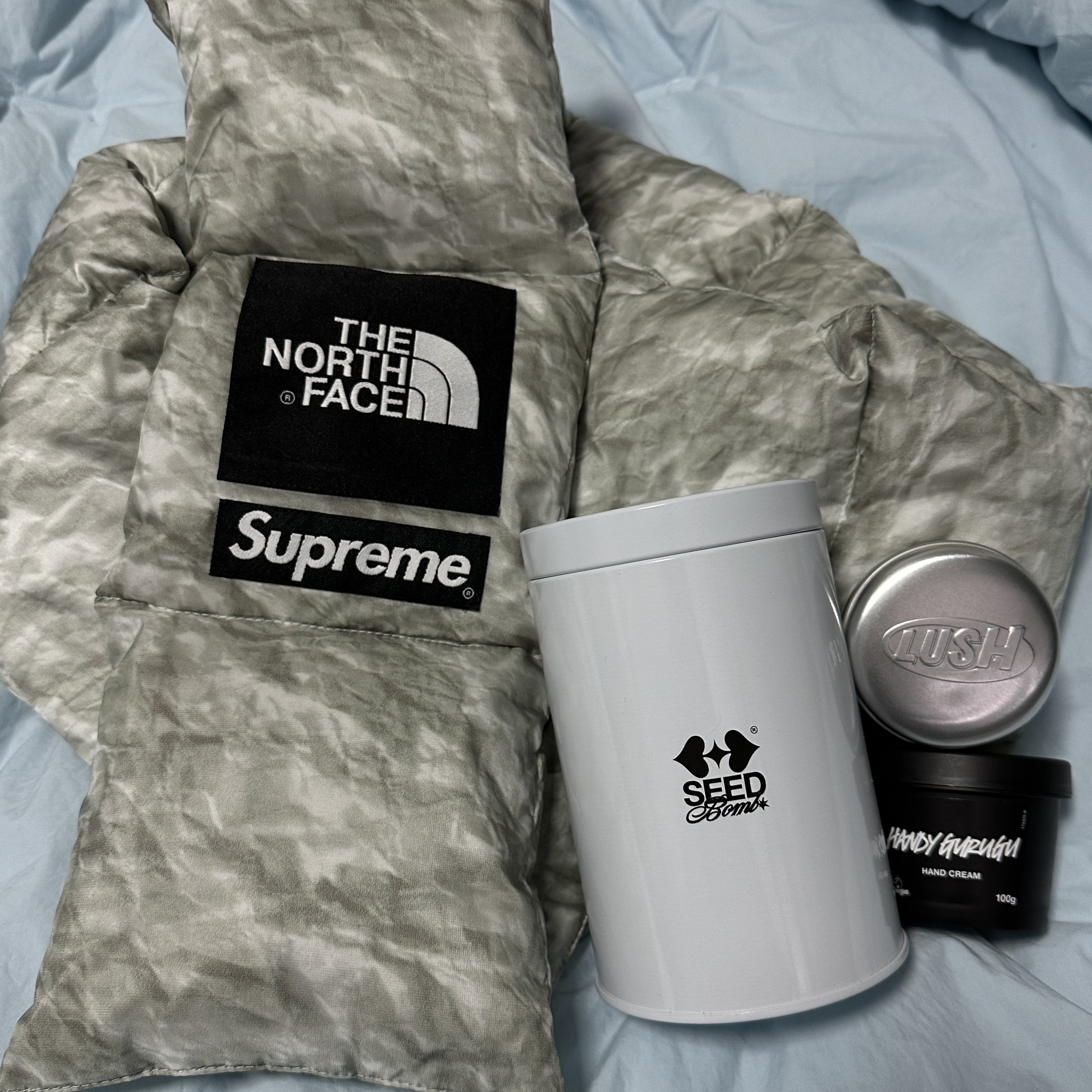 Supreme x The North Face Paper Print 700-Fill Down Scarf 착용 스타일