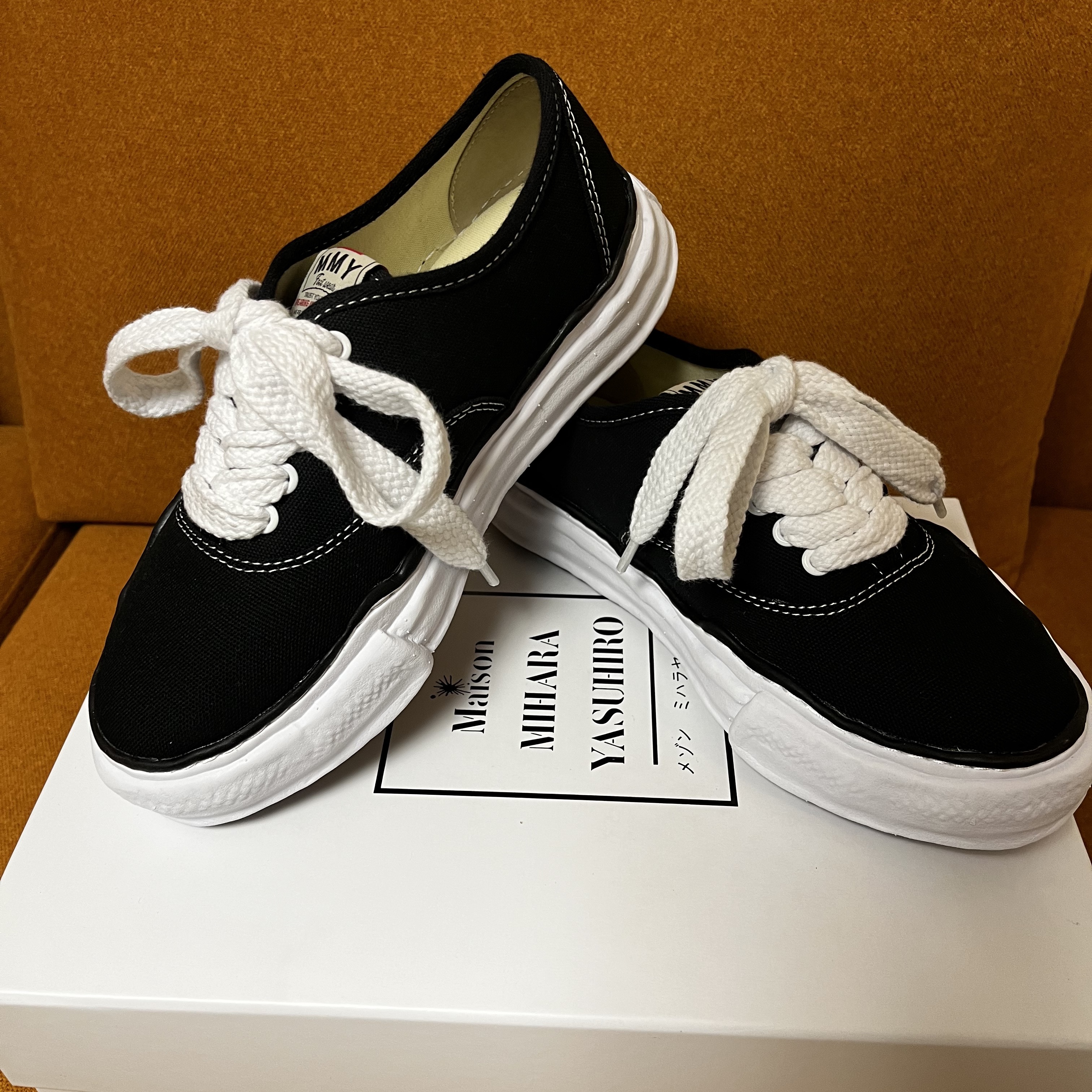 Maison Mihara Yasuhiro Baker OG Sole Canvas Low Cut Sneakers Black 착용 스타일 - 3