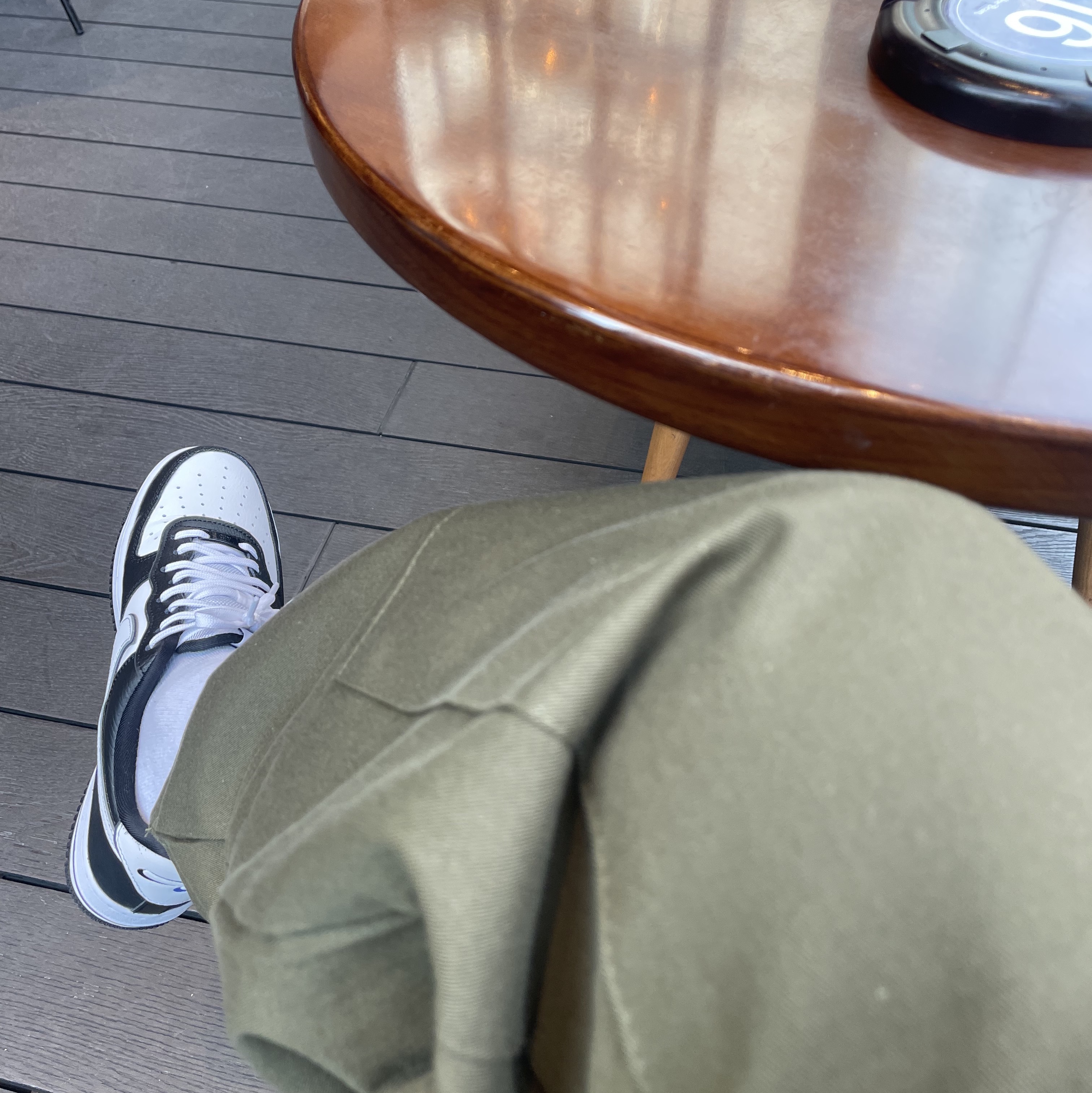 Nike Air Force 1 '07 LV8 White Black 착용 스타일 - 1