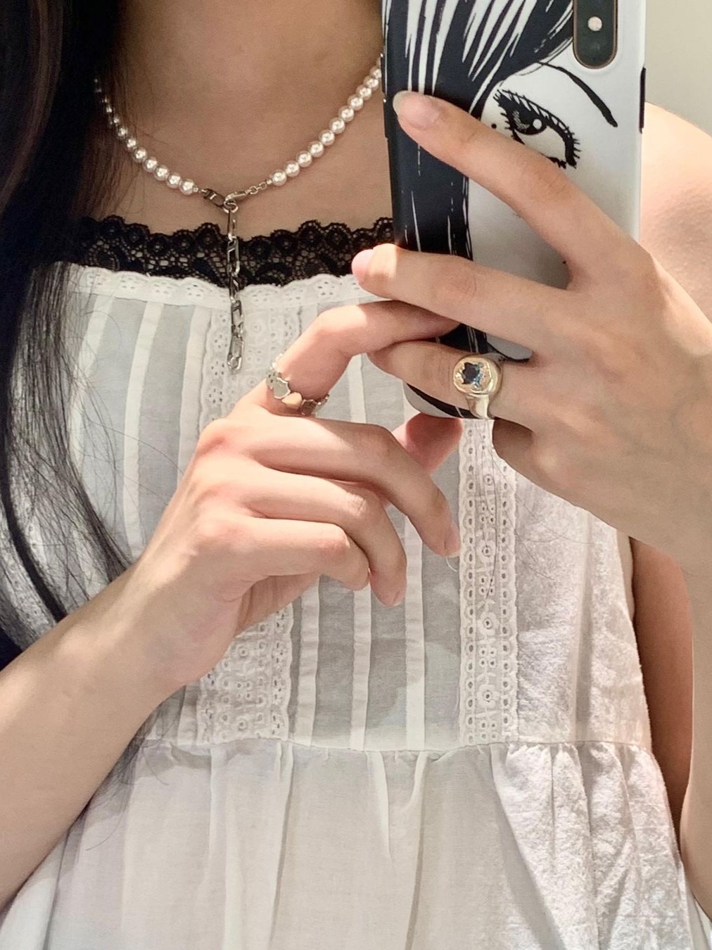 Scudo Signature Enamel Ring White 착용 스타일