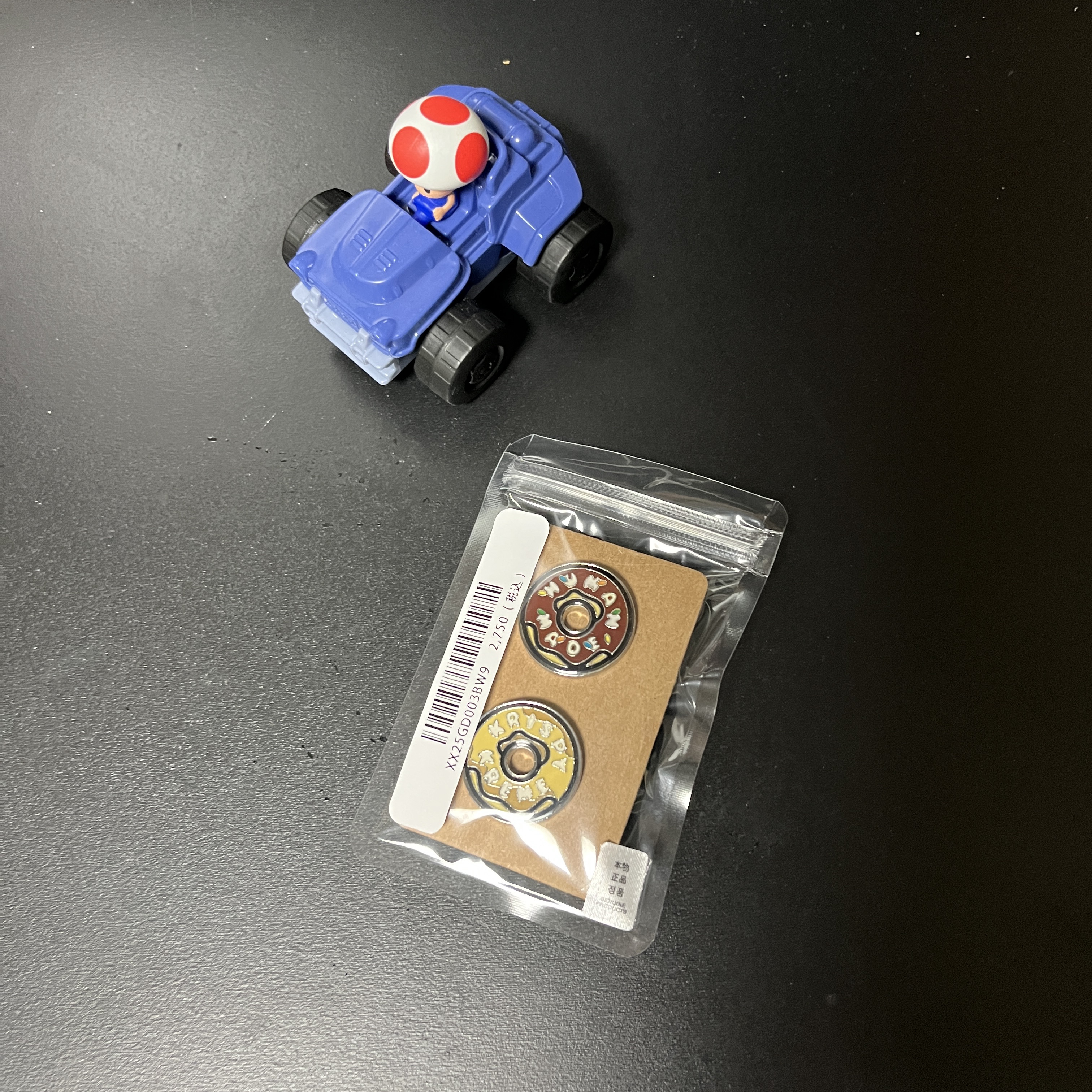 Human Made x Krispy Kreme Pin Badge Brown (2 Pack) 착용 스타일