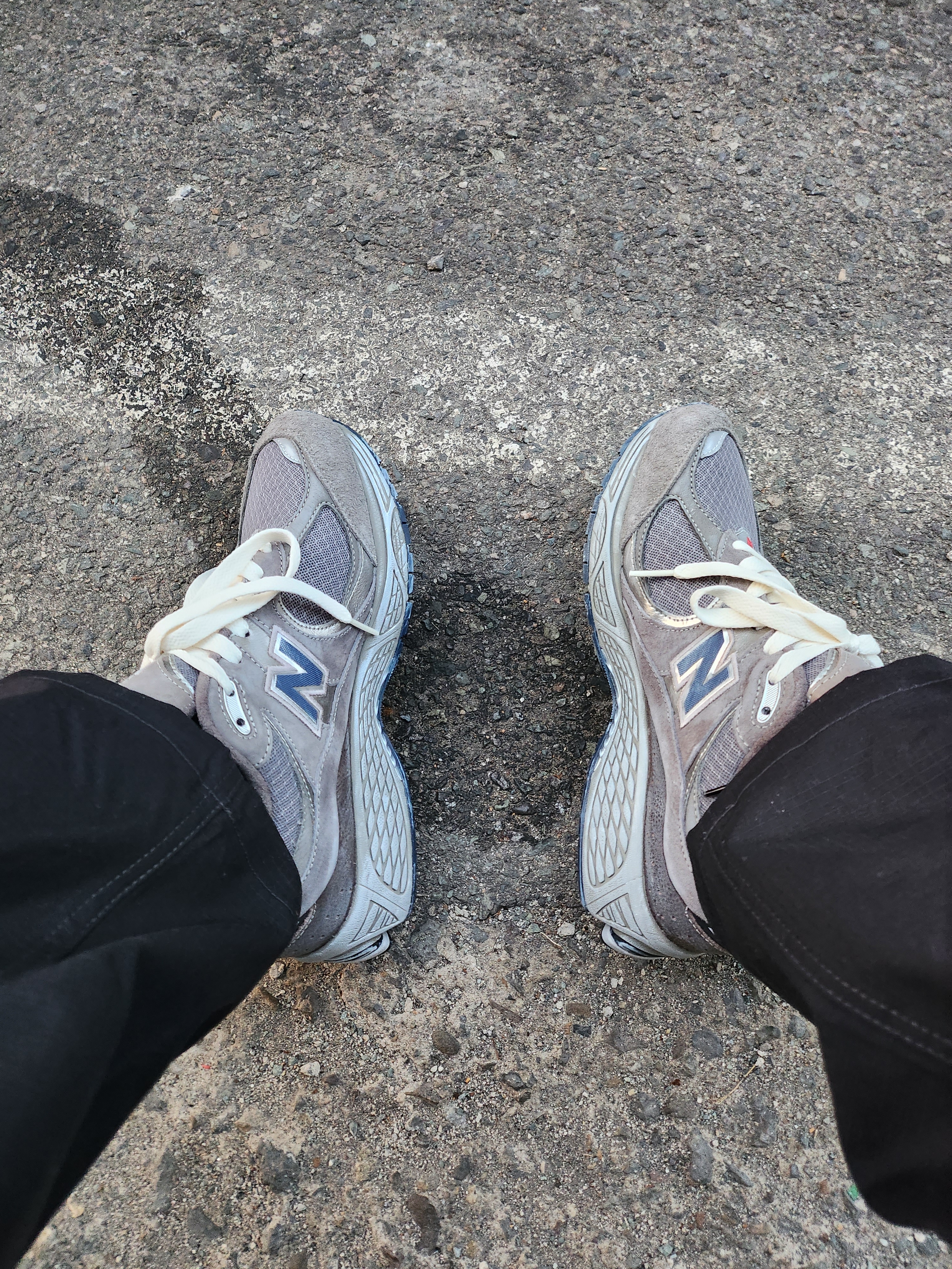 New Balance 2002R Premium Vintage Grey 착용 스타일 - 4