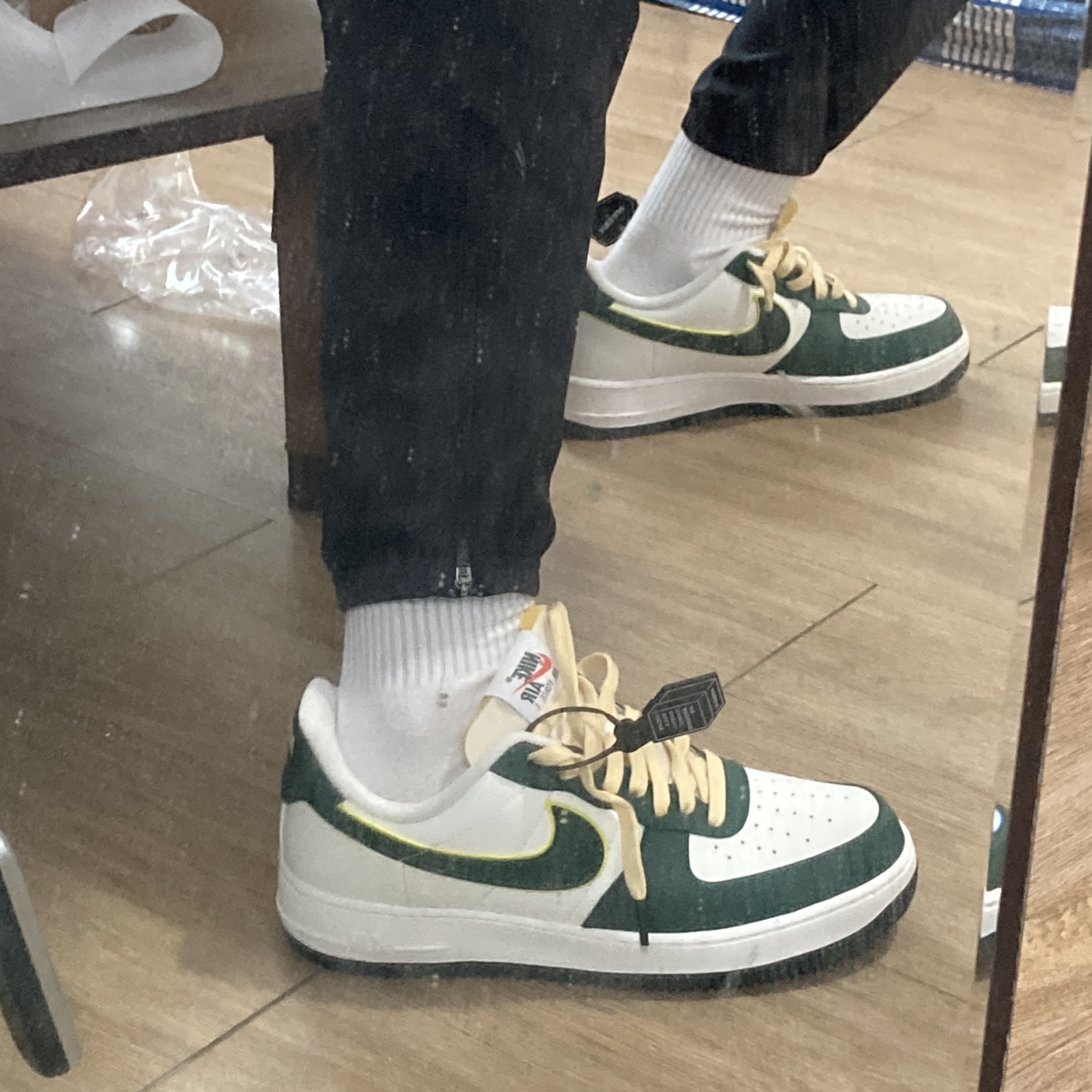 Nike Air Force 1 '07 LV8 Sail Noble Green 착용 스타일 - 2