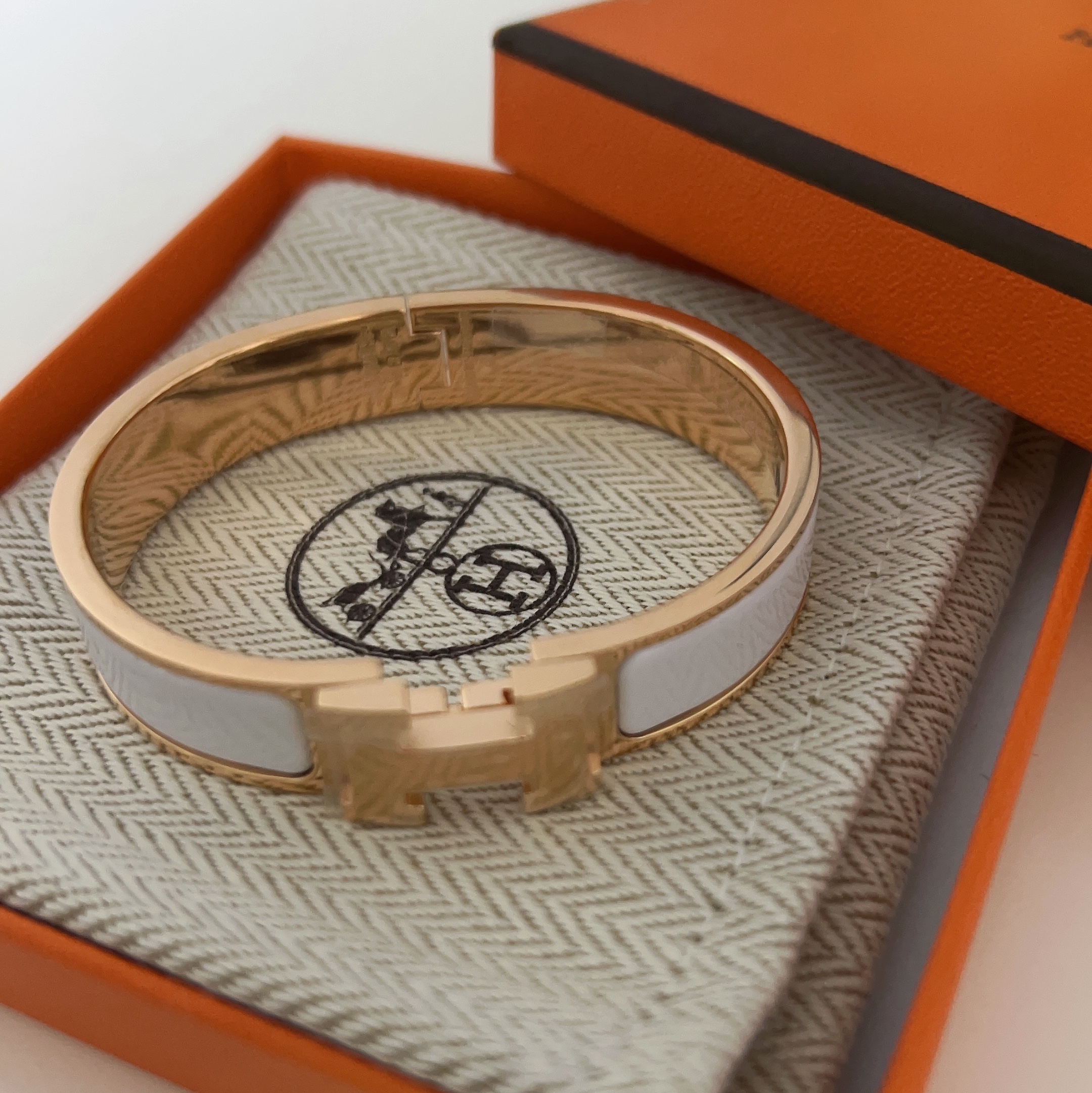 (W) Hermes Clic H Bracelet Rose Gold & Blanc 착용 스타일