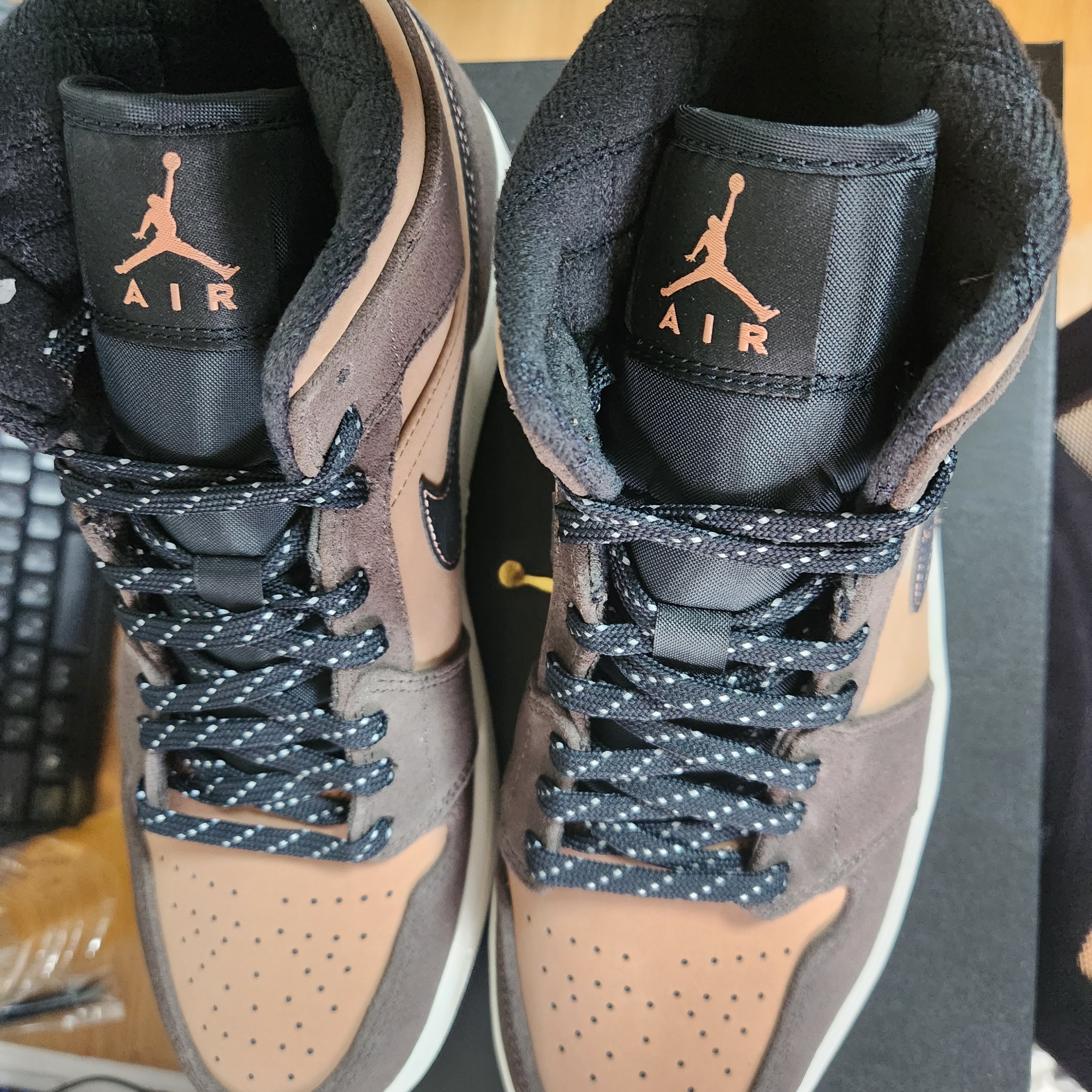 Jordan 1 Mid SE Dark Chocolate 착용 스타일 - 3