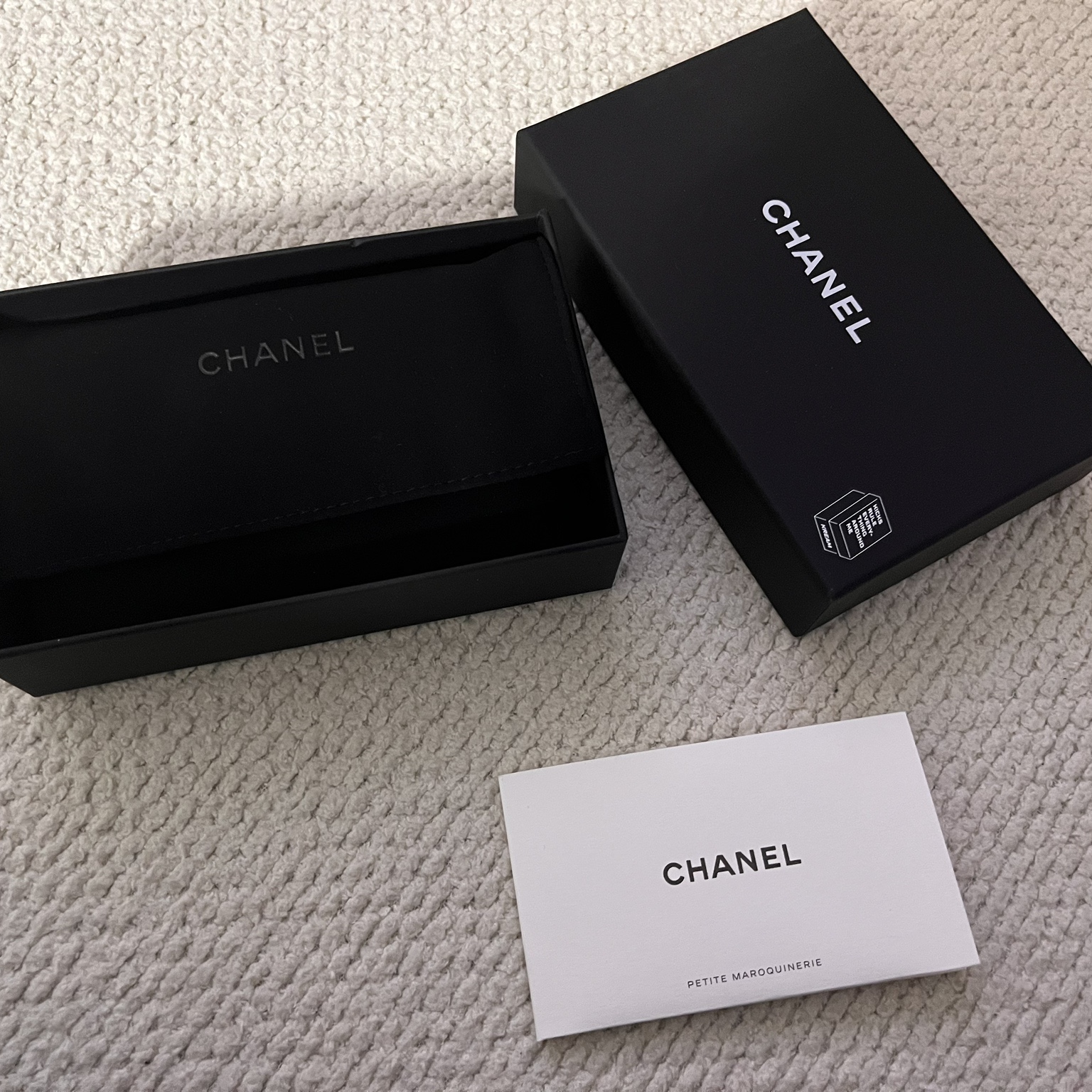 Chanel Classic Card Holder Grained Calfskin & Silver Black 착용 스타일 - 2