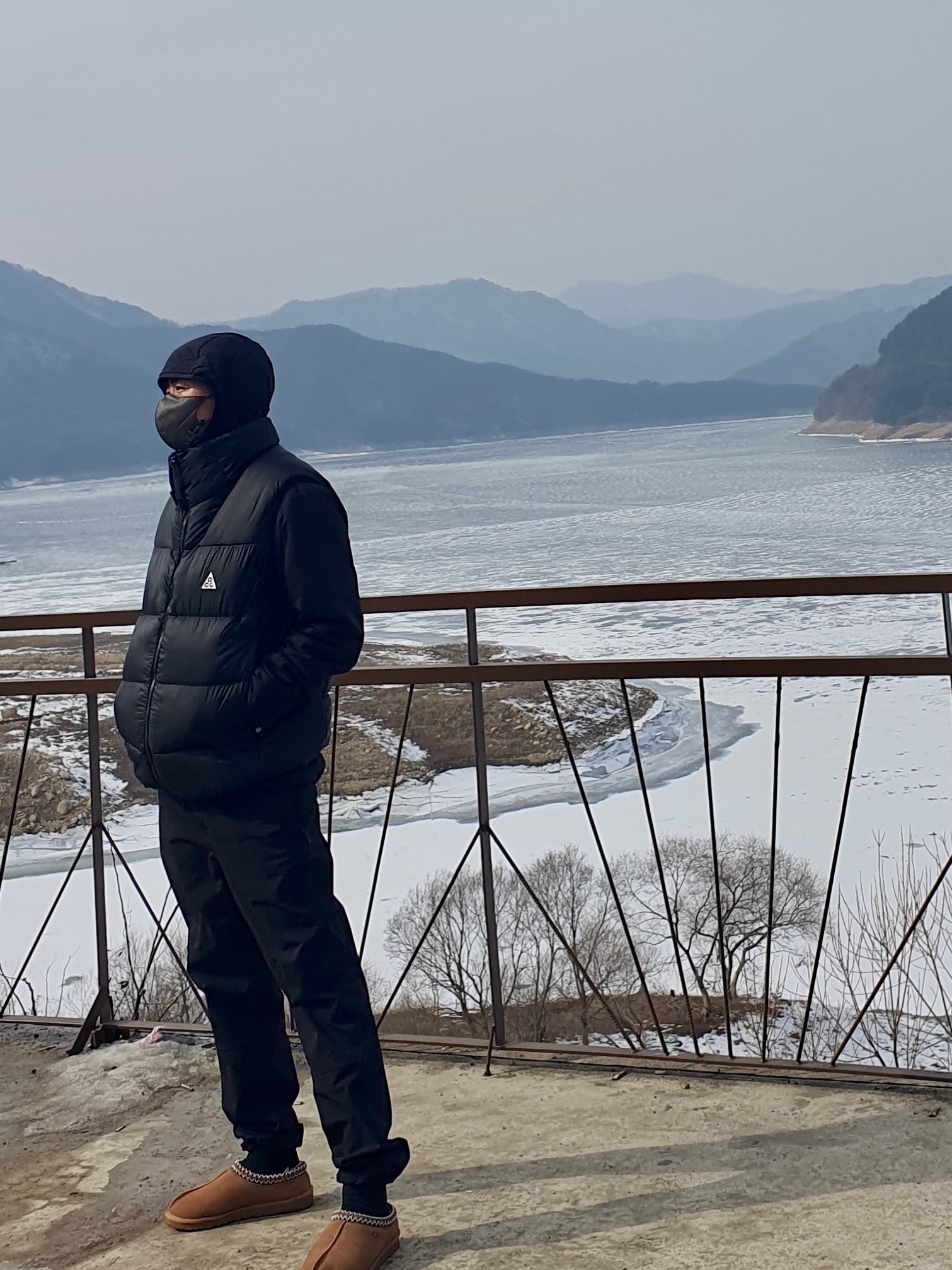 Arc'teryx Atom LT Hoody Black, Nike ACG Therma-Fit ADV Lunar Lake Puffer Vest Black - Asia 착용 스타일