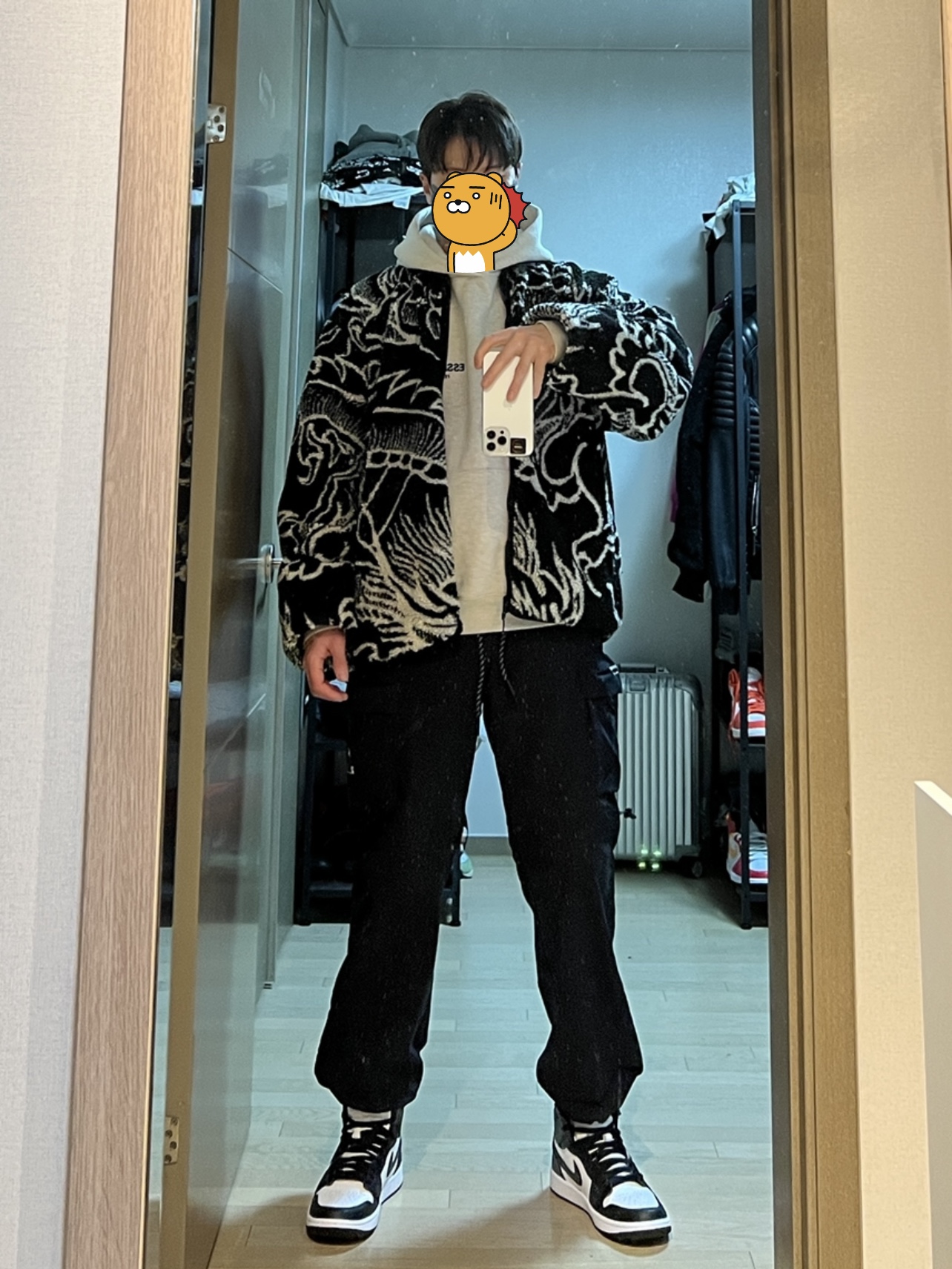 Essentials The Core Collection Hoodie Light Oatmeal, Stussy Dragon Sherpa Jacket Black 착용 스타일