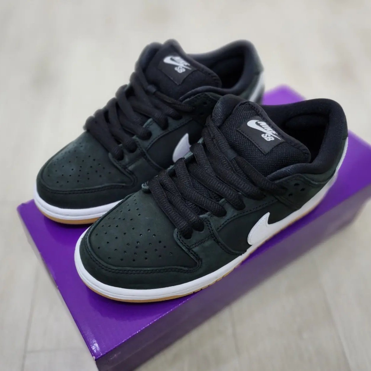 Nike SB Dunk Low Pro Black White 착용 스타일 - 2
