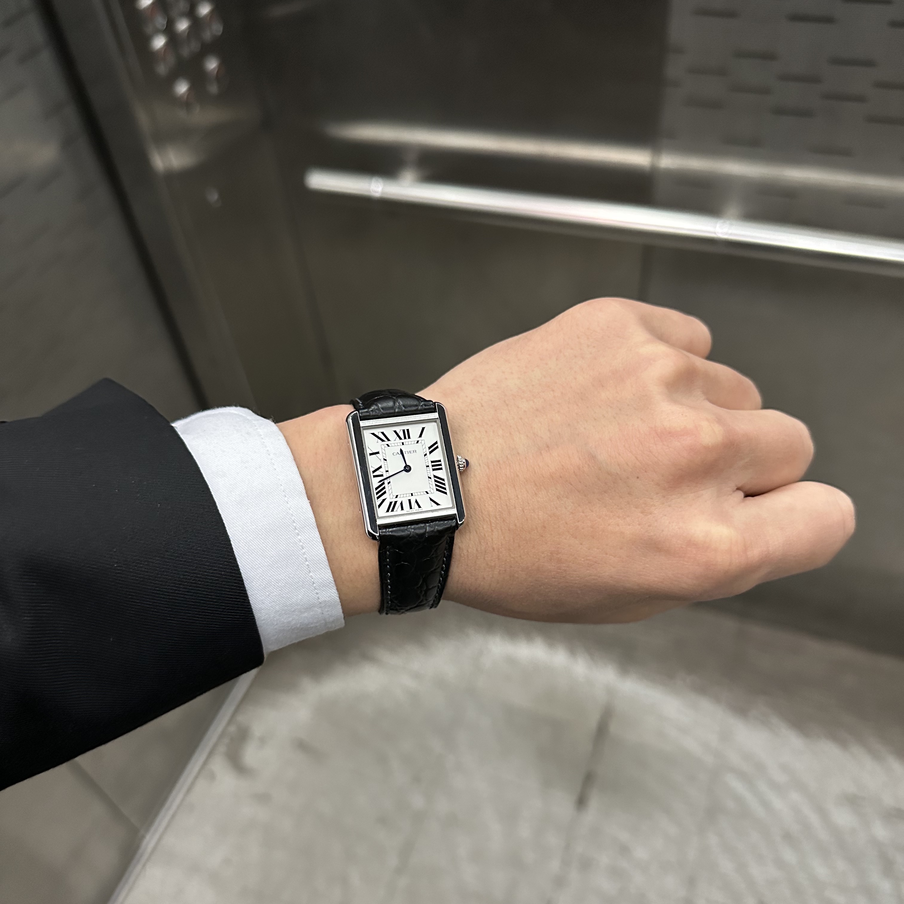 Cartier Tank Must Watch Large Quartz Steel Calfskin Black 착용 스타일 - 1