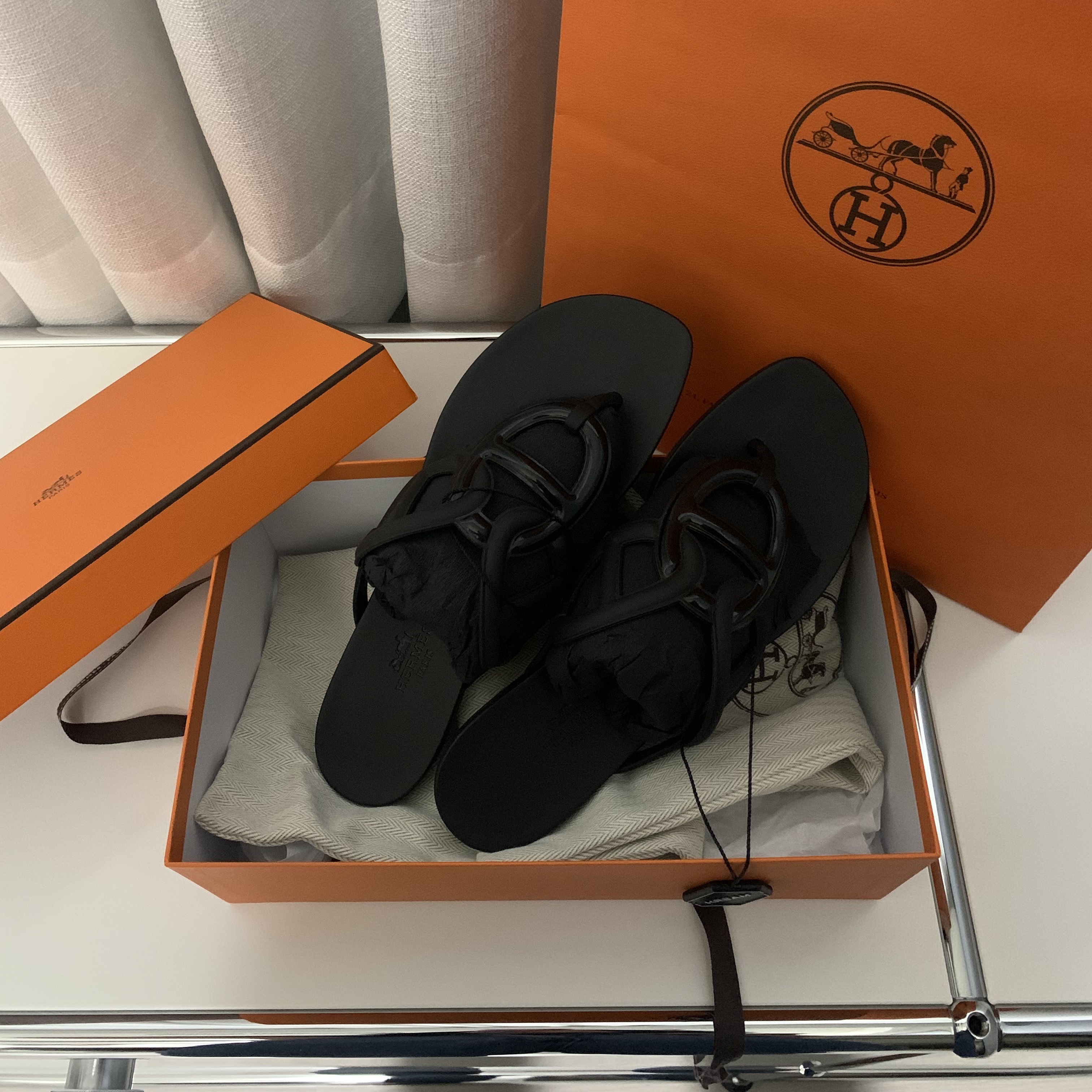 (W) Hermes Egerie Sandal Noir 착용 스타일 - 1