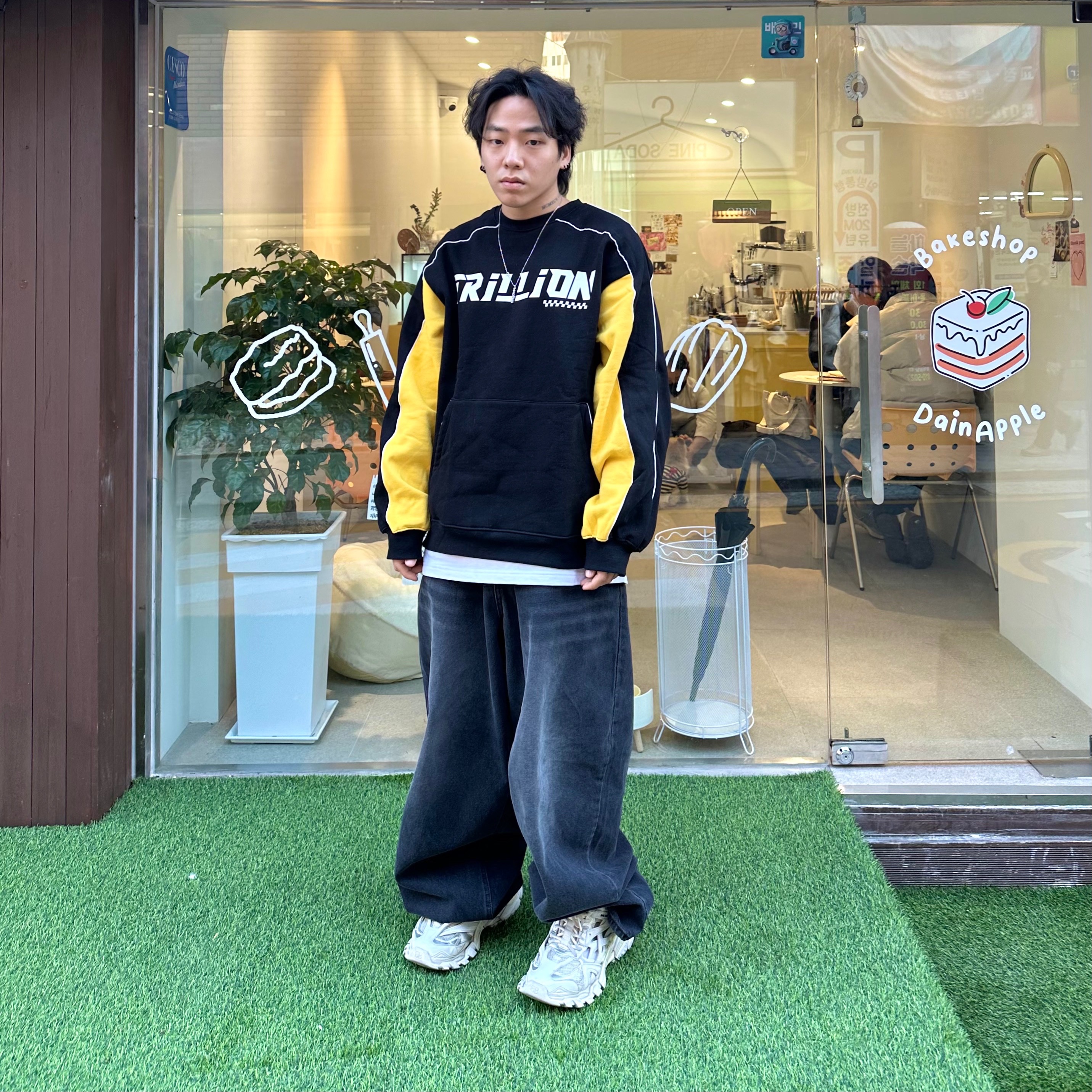 Balenciaga Track.2 Sneakers White Grey 착용 스타일 - 1