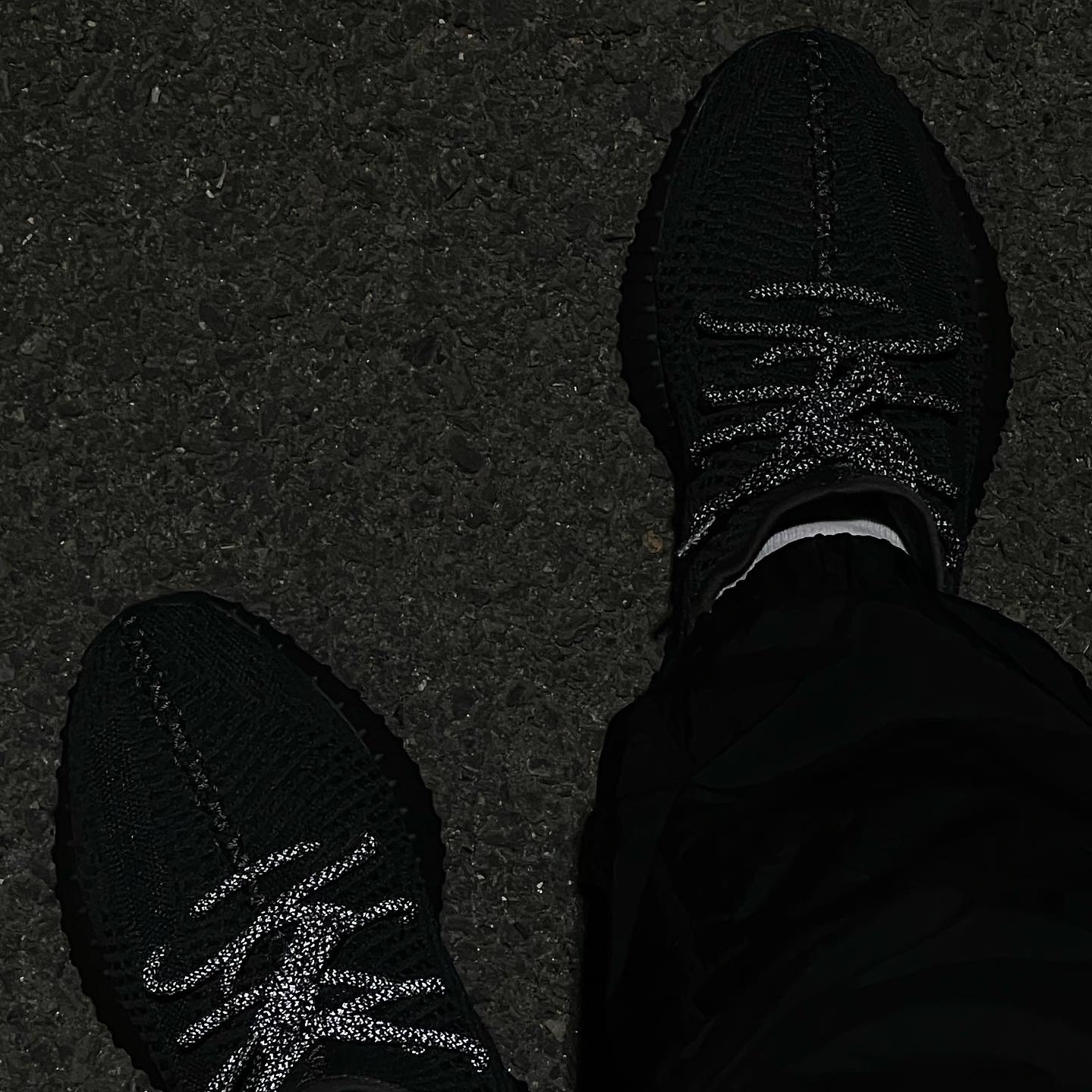 Adidas Yeezy Boost 350 V2 Black - Non-Reflective 착용 스타일