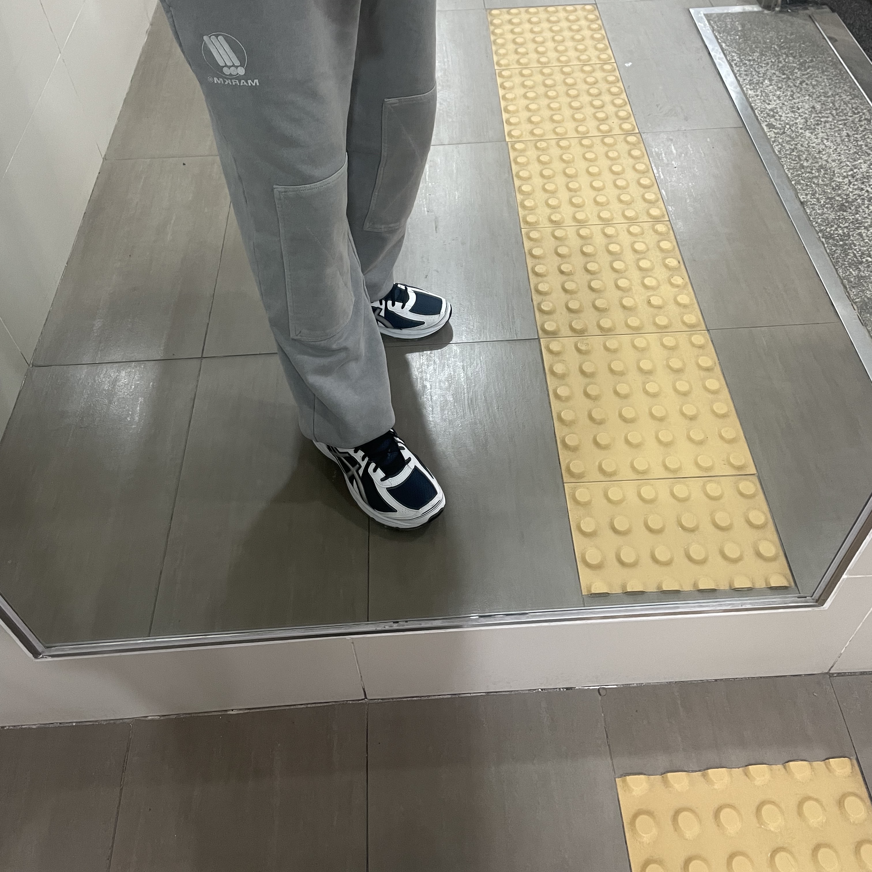 Asics Jog 100 S Navy Pure Silver - 2E Wide 착용 스타일