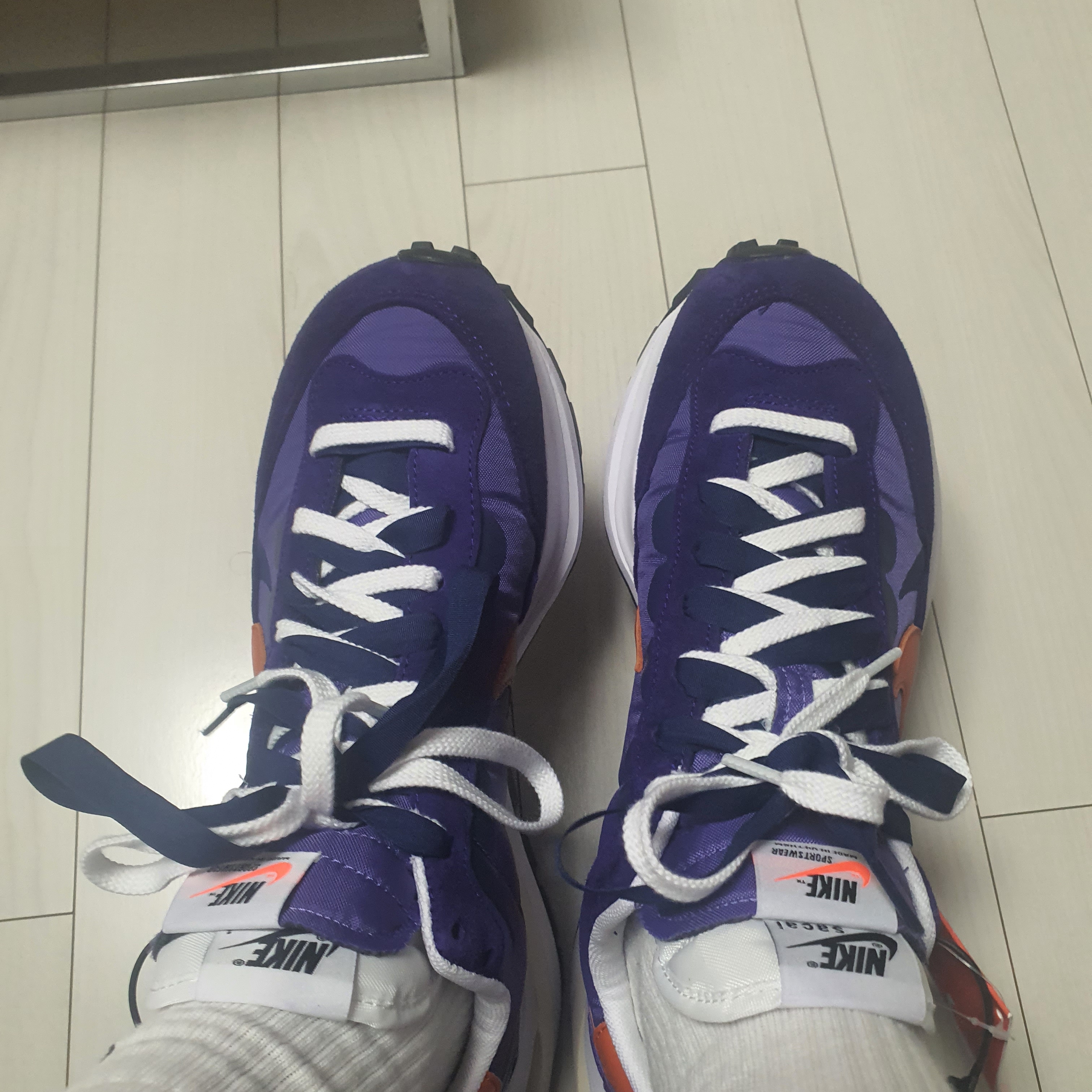 Nike x Sacai VaporWaffle Dark Iris 착용 스타일 - 2