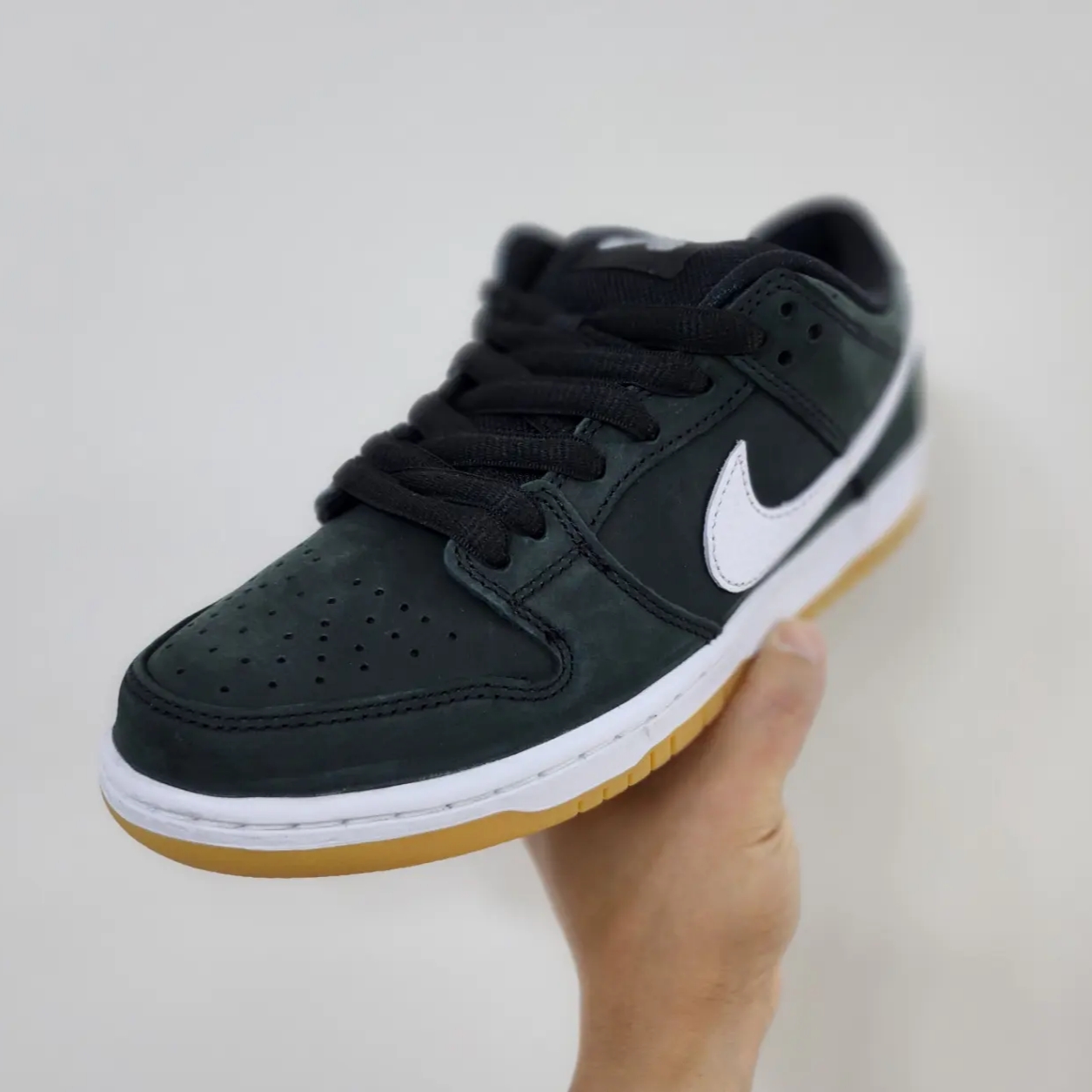 Nike SB Dunk Low Pro Black White 착용 스타일 - 1