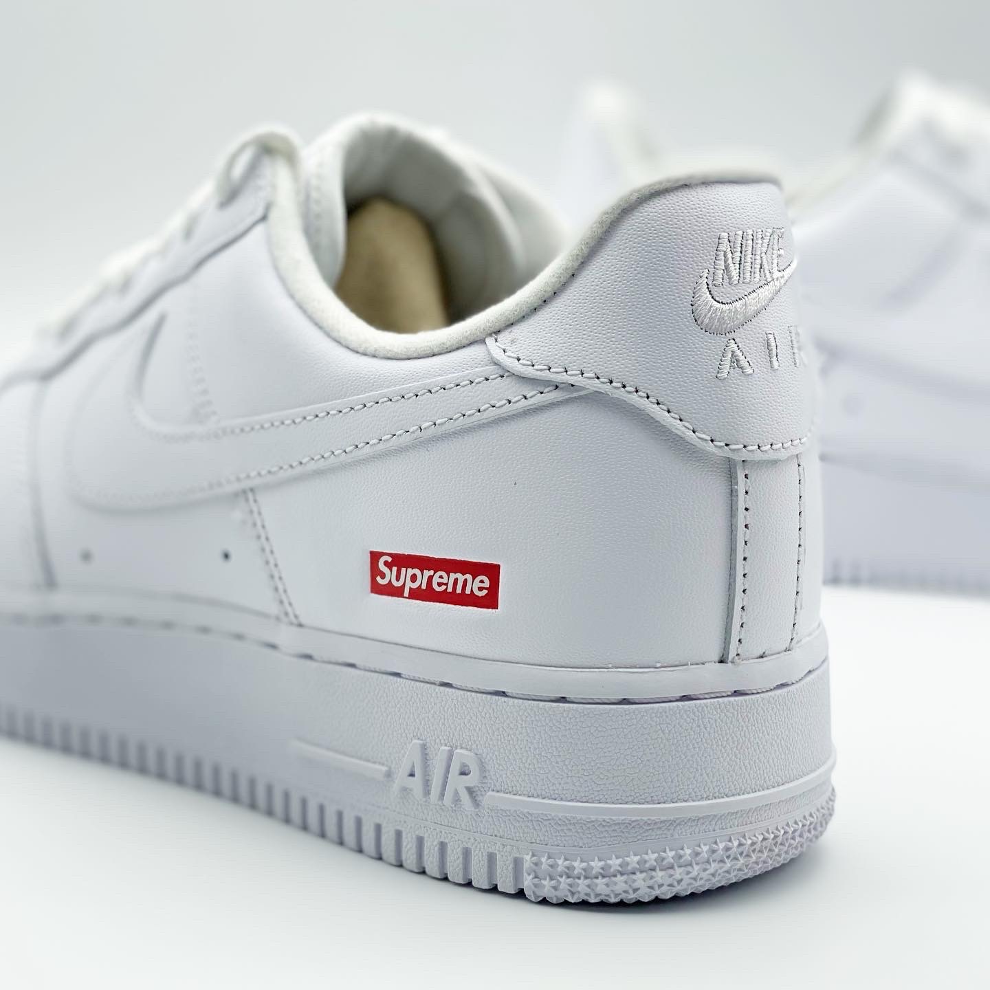 Nike x Supreme Air Force 1 Low White 착용 스타일 - 3