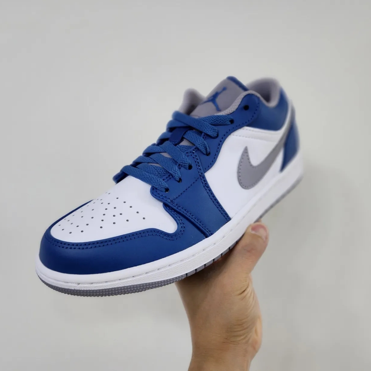 Jordan 1 Low True Blue Cement Grey 착용 스타일 - 1