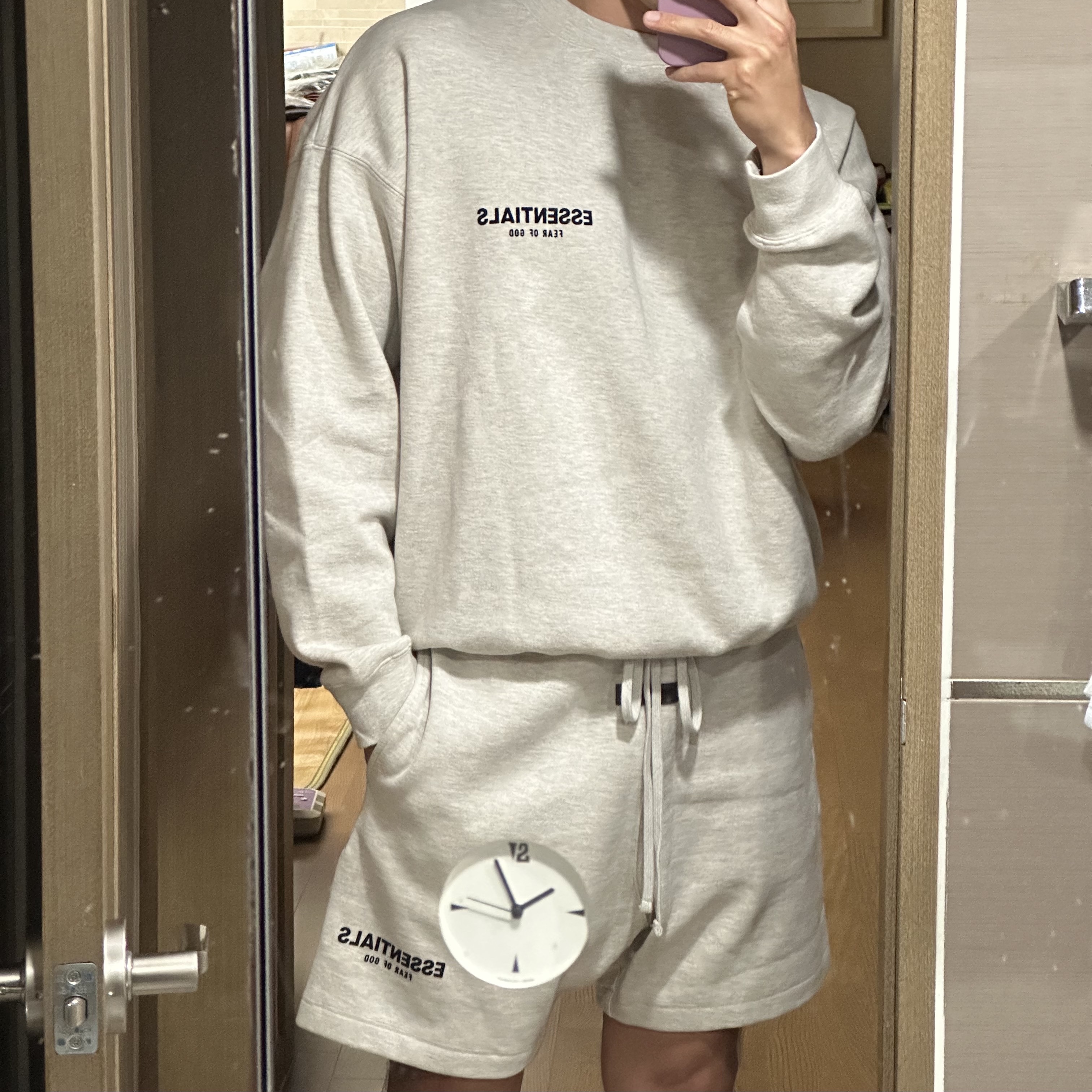 Essentials The Core Collection Crewneck Sweatshirt Light Oatmeal, Essentials The Core Collection Sweatshorts Light Oatmeal 착용 스타일