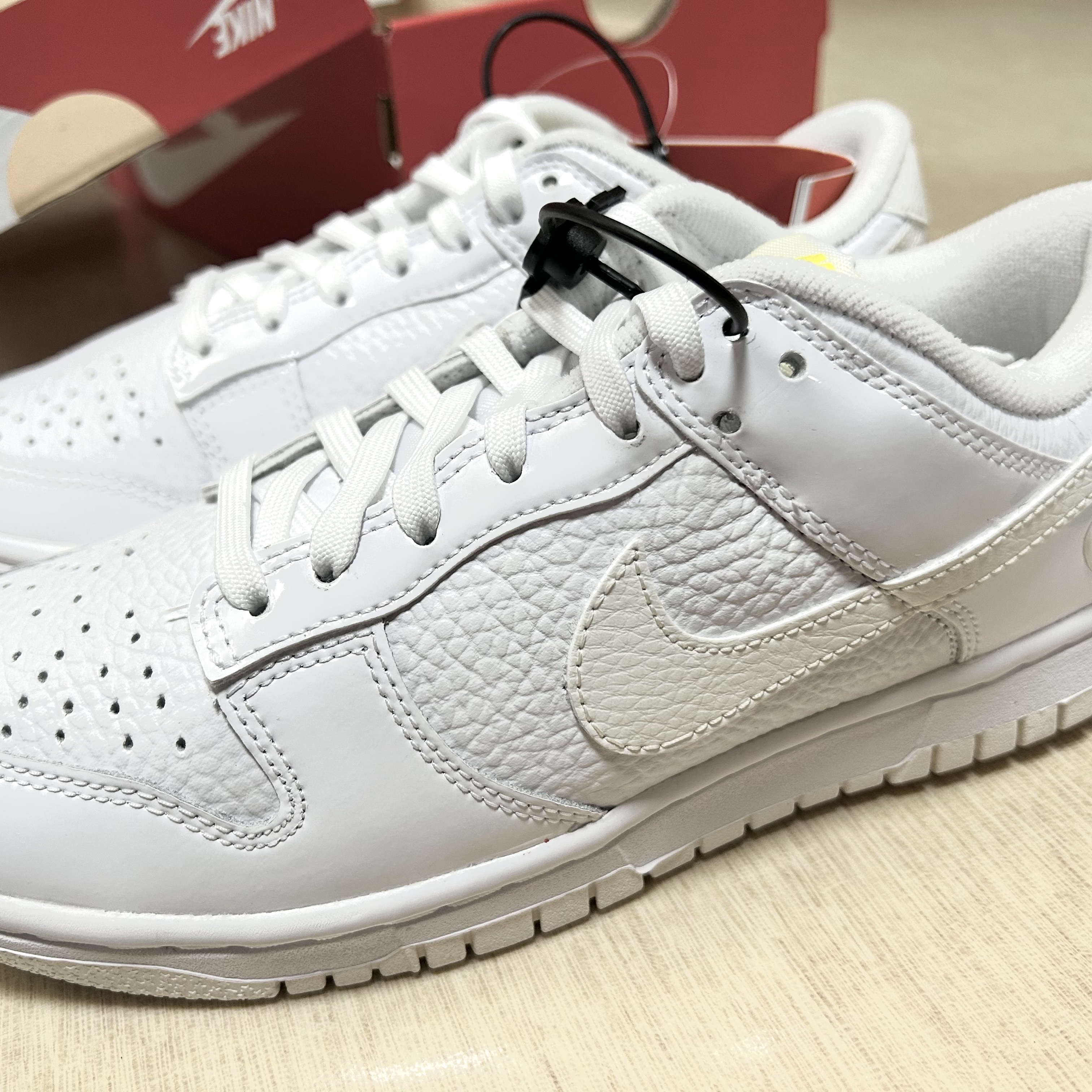(W) Nike Dunk Low Valentine's Day White Optic Yellow 착용 스타일 - 2