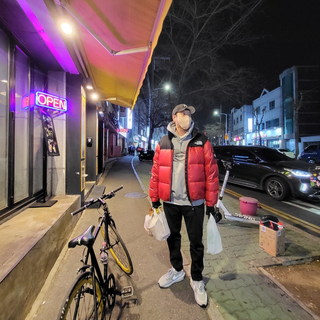 Nike x Sacai x Fragment LDWaffle Light Smoke Grey, The North Face White Label Novelty Nuptse Down Jacket Red 착용 스타일 - 1
