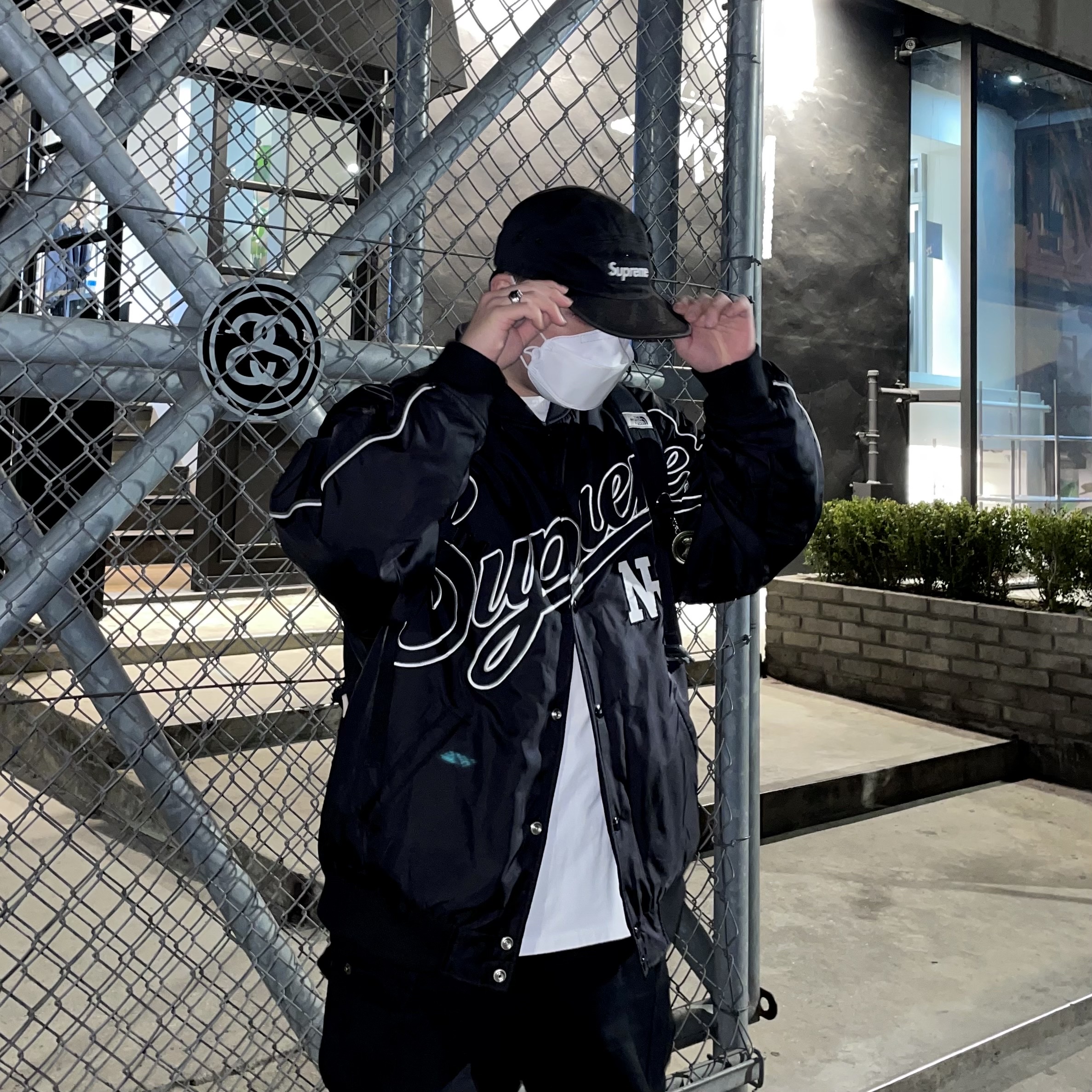 Supreme Contrast Script Varsity Jacket Black - 20FW 착용 스타일 - 2