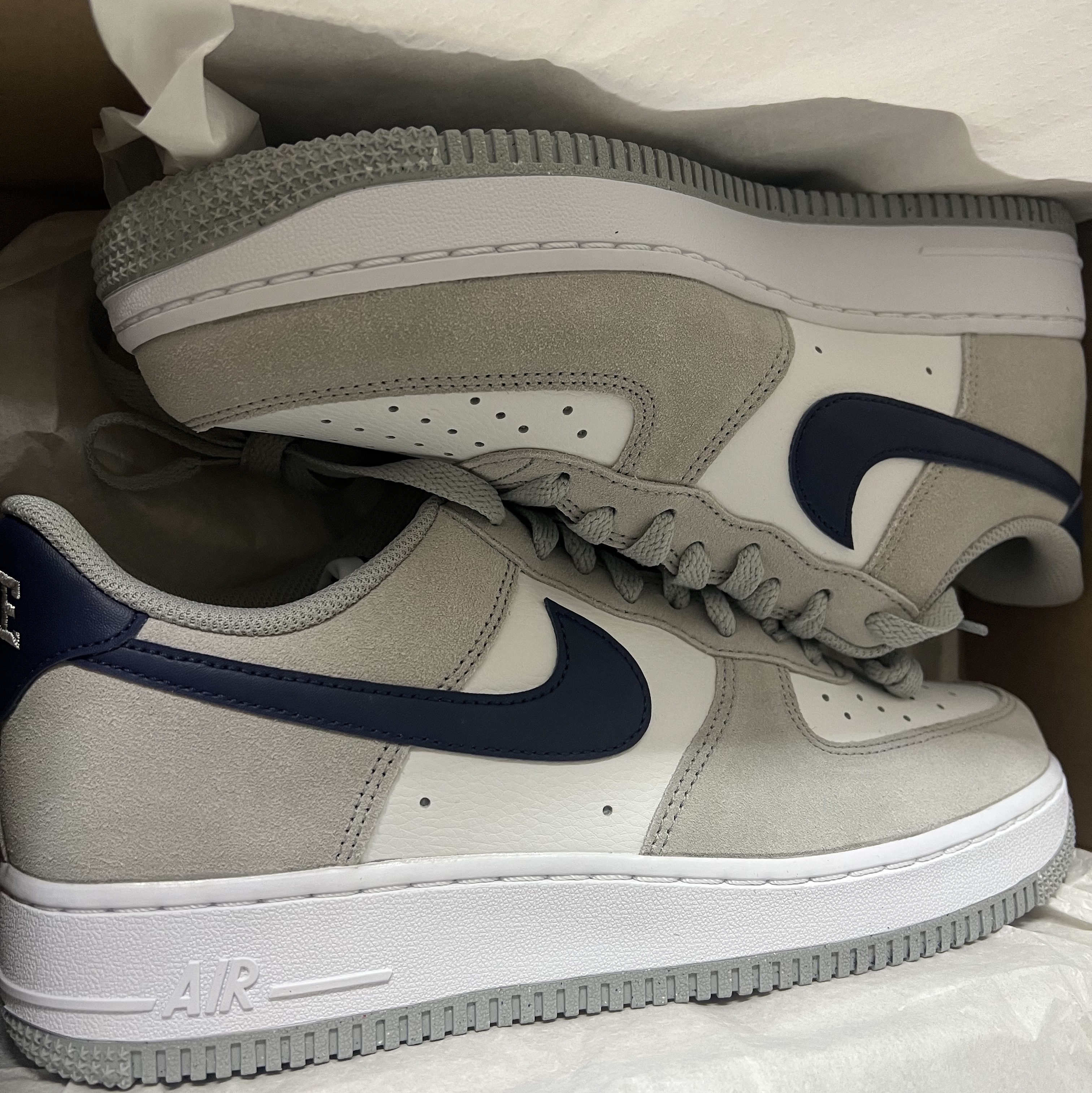Nike Air Force 1 '07 Light Smoke Grey Midnight Navy 착용 스타일