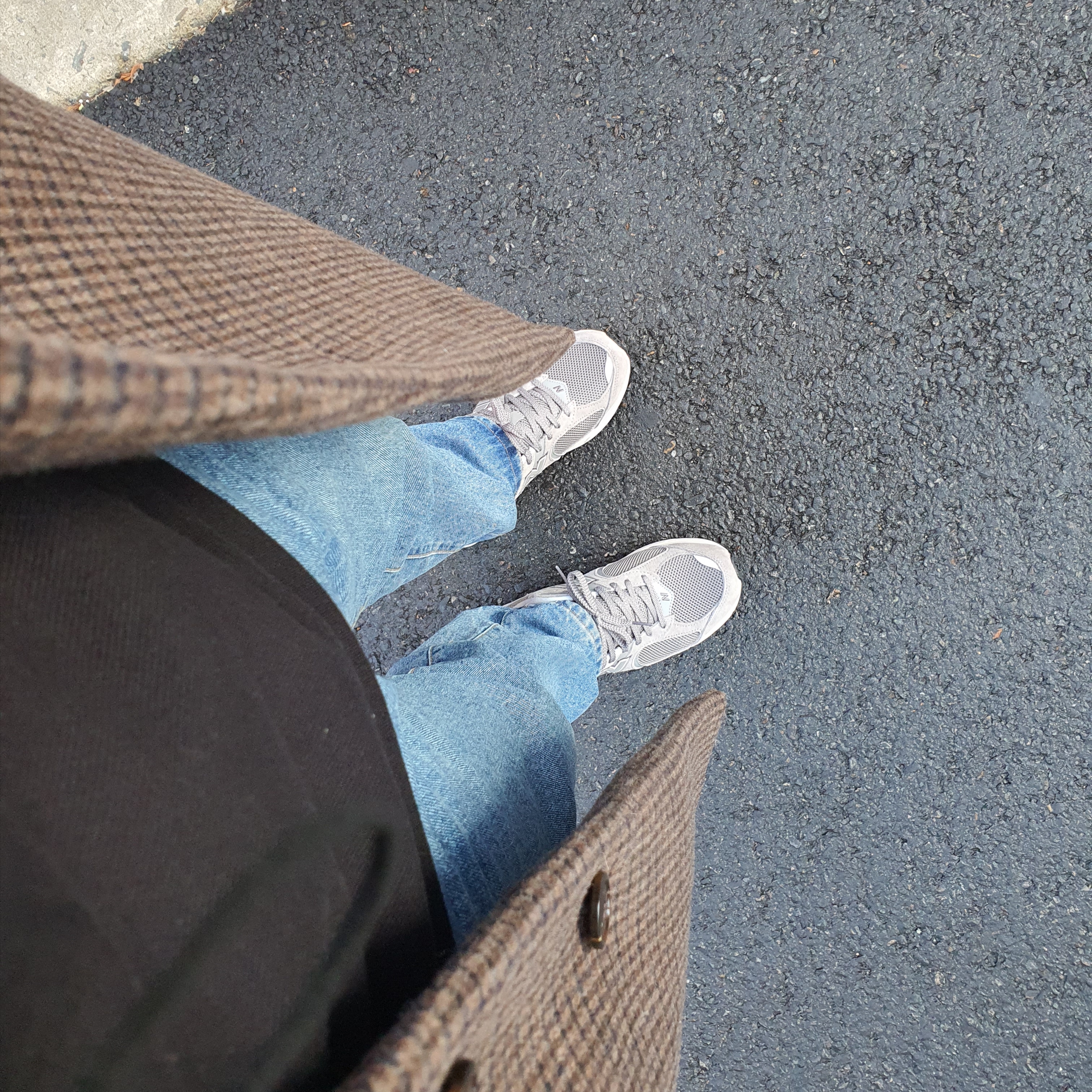 New Balance 2002R Grey 착용 스타일