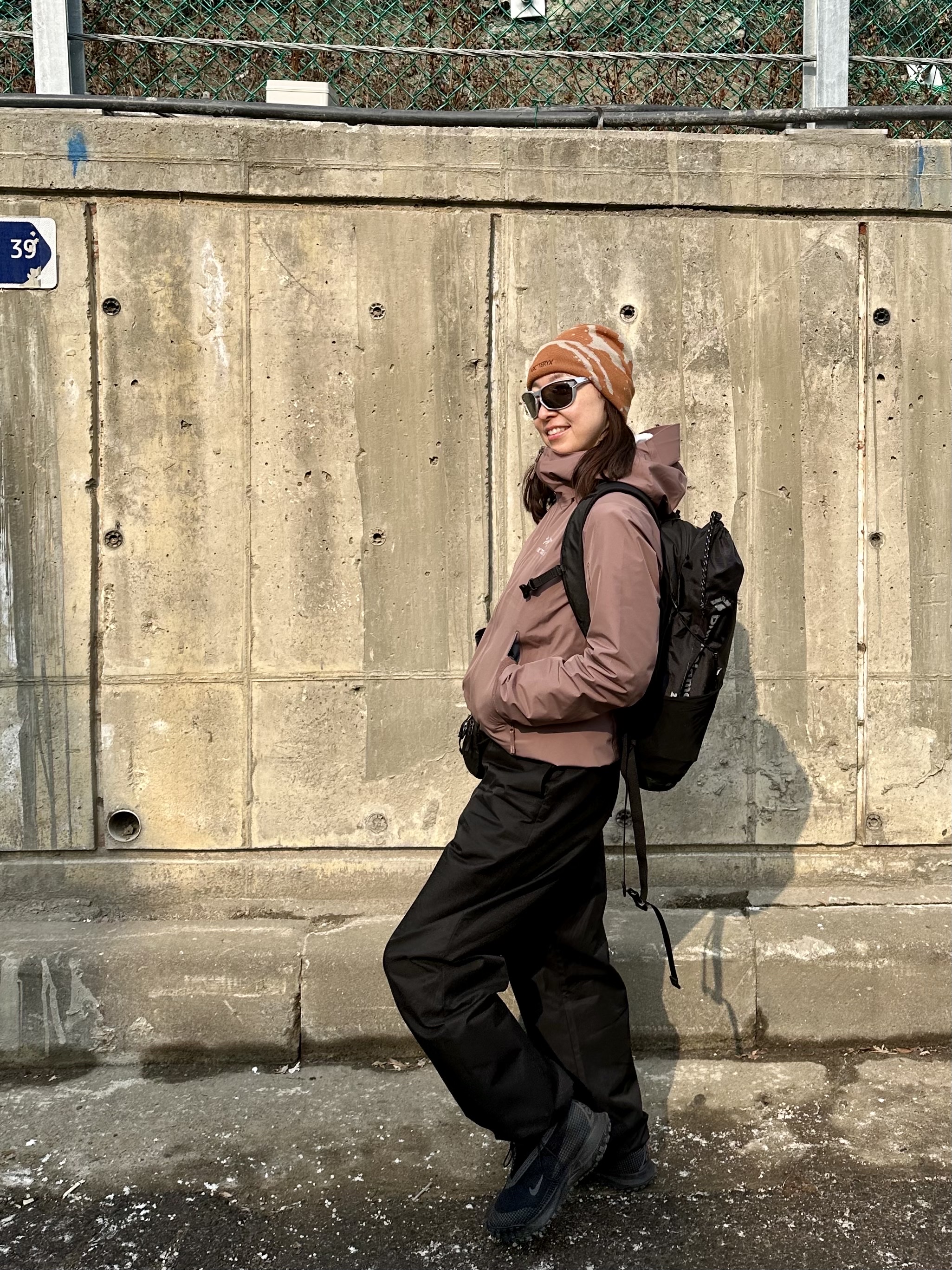 Arc'teryx Grotto Toque Relic Habitat, Nike ACG Mountain Fly Gore-Tex Black and Dark Grey 착용 스타일 - 1